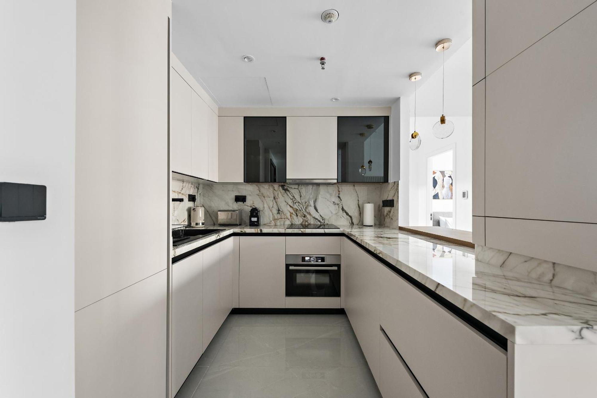 Vayk - Fully Upgraded One Bedroom In Marina Apartment *