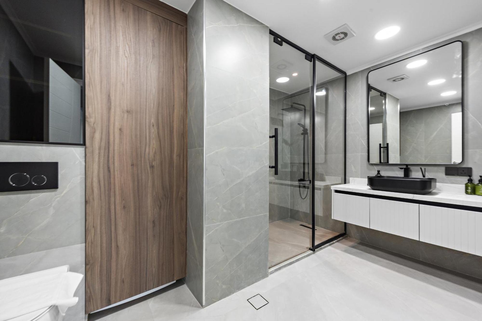 Vayk - Fully Upgraded One Bedroom In Marina *