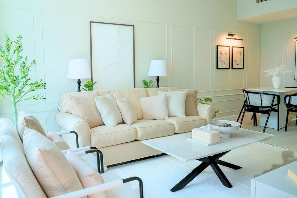 Spacious 1br, Pool, Gym, Near Dining & Shops Holiday home