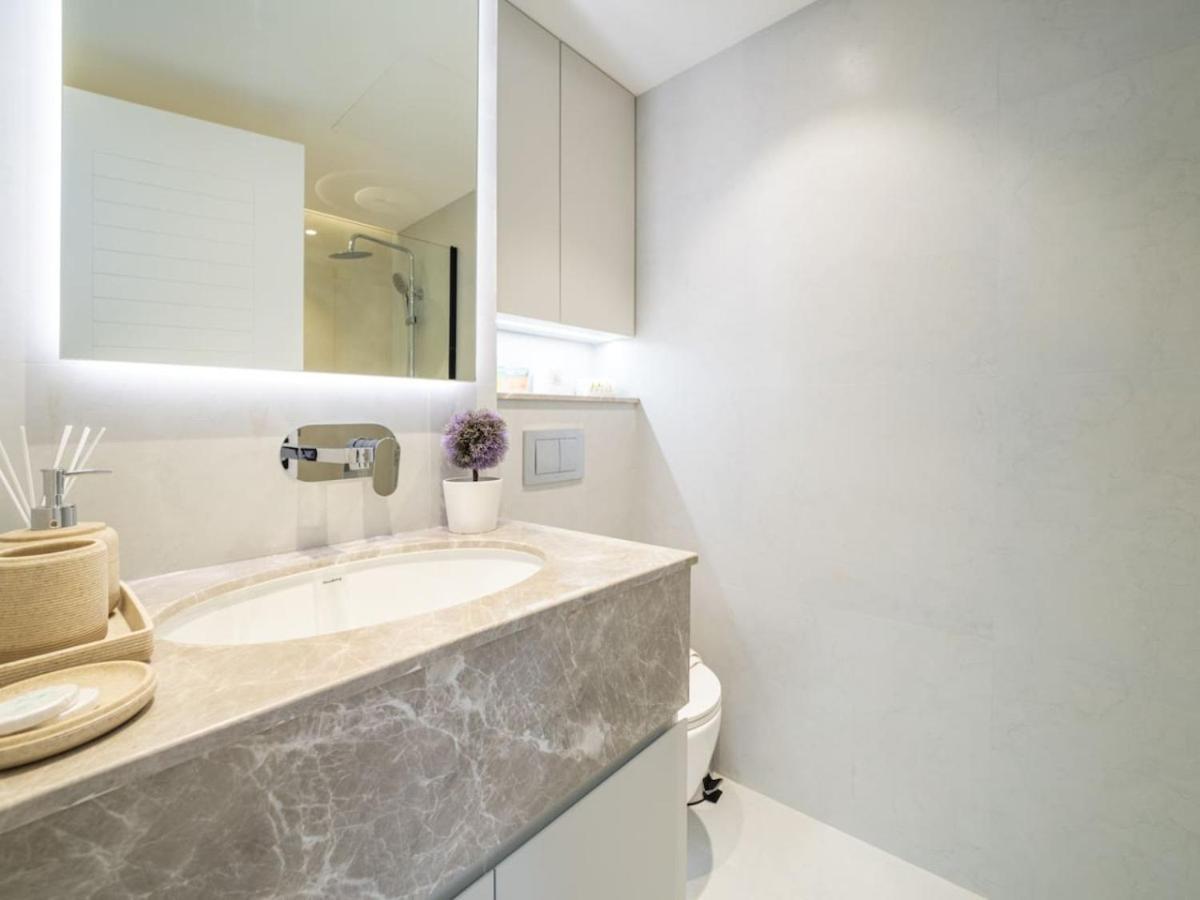 Stylish Upgraded 1 Bedroom Marina Escape Apartment Dubai