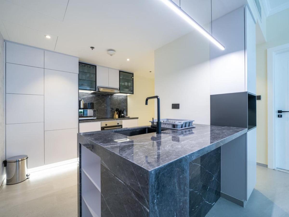 Stylish Upgraded 1 Bedroom Marina Escape Apartment *