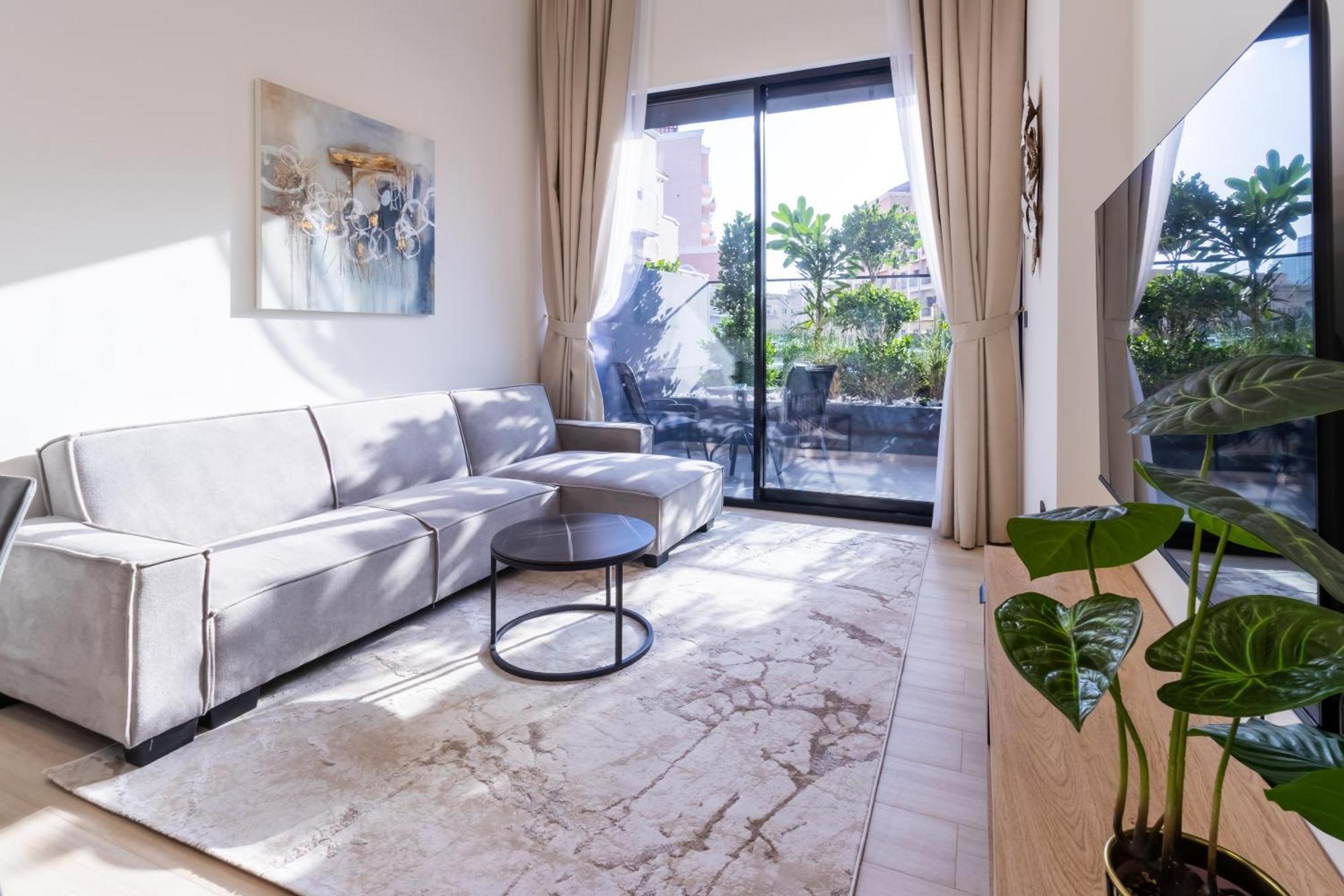 Apartment Smart Home, King Bed, Fully Equipped Kitchen, Free Parking, Highly Rated, 2 Minutes Walk From Starbucks, Big Balcony High Ceiling, Ground Floor, Pool, Gym, Around The Clock Guest Support Dubai