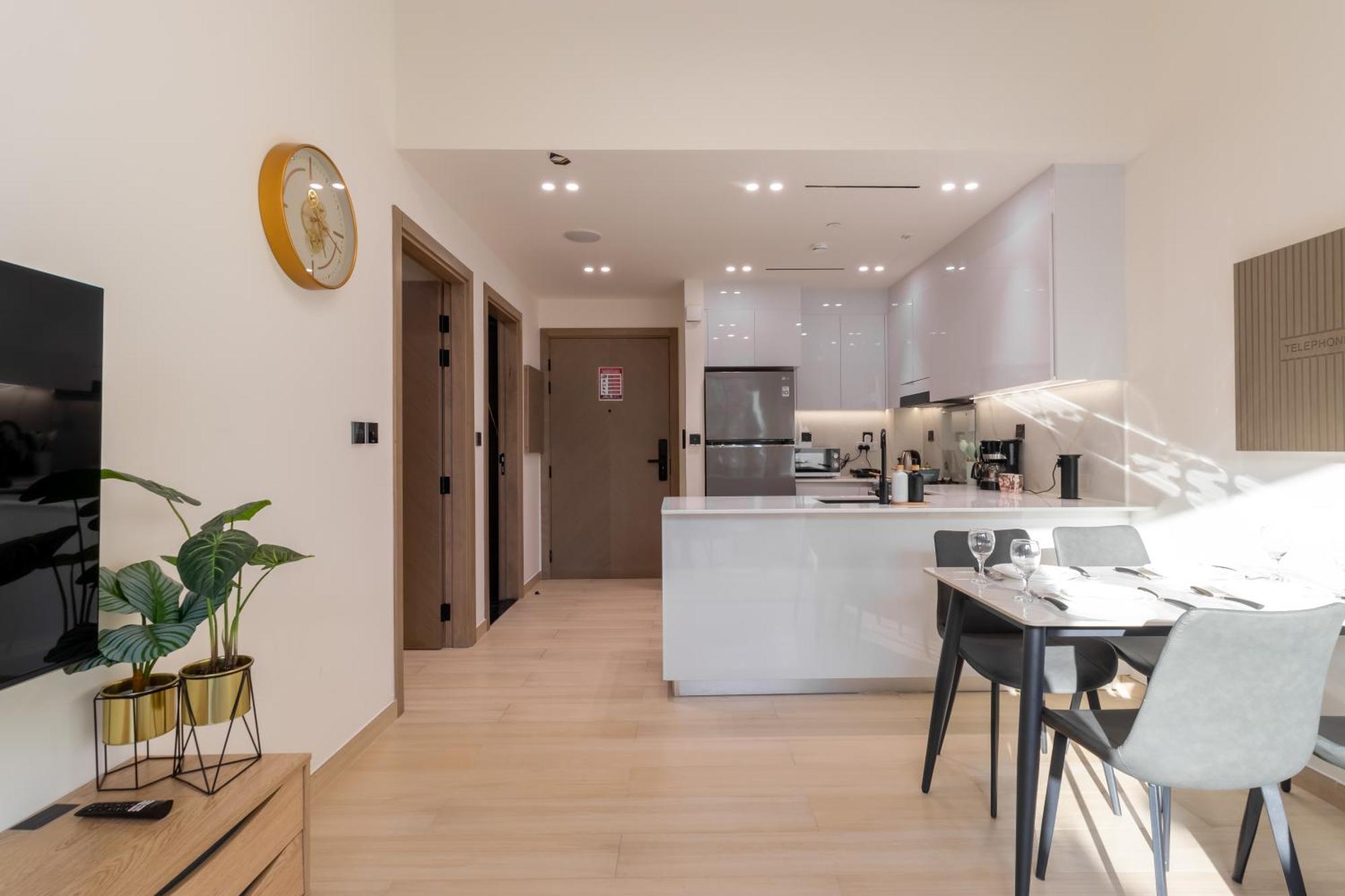 Smart Home, King Bed, Fully Equipped Kitchen, Free Parking, Highly Rated, 2 Minutes Walk From Starbucks, Big Balcony High Ceiling, Ground Floor, Pool, Gym, Around The Clock Guest Support Apartment Dubai