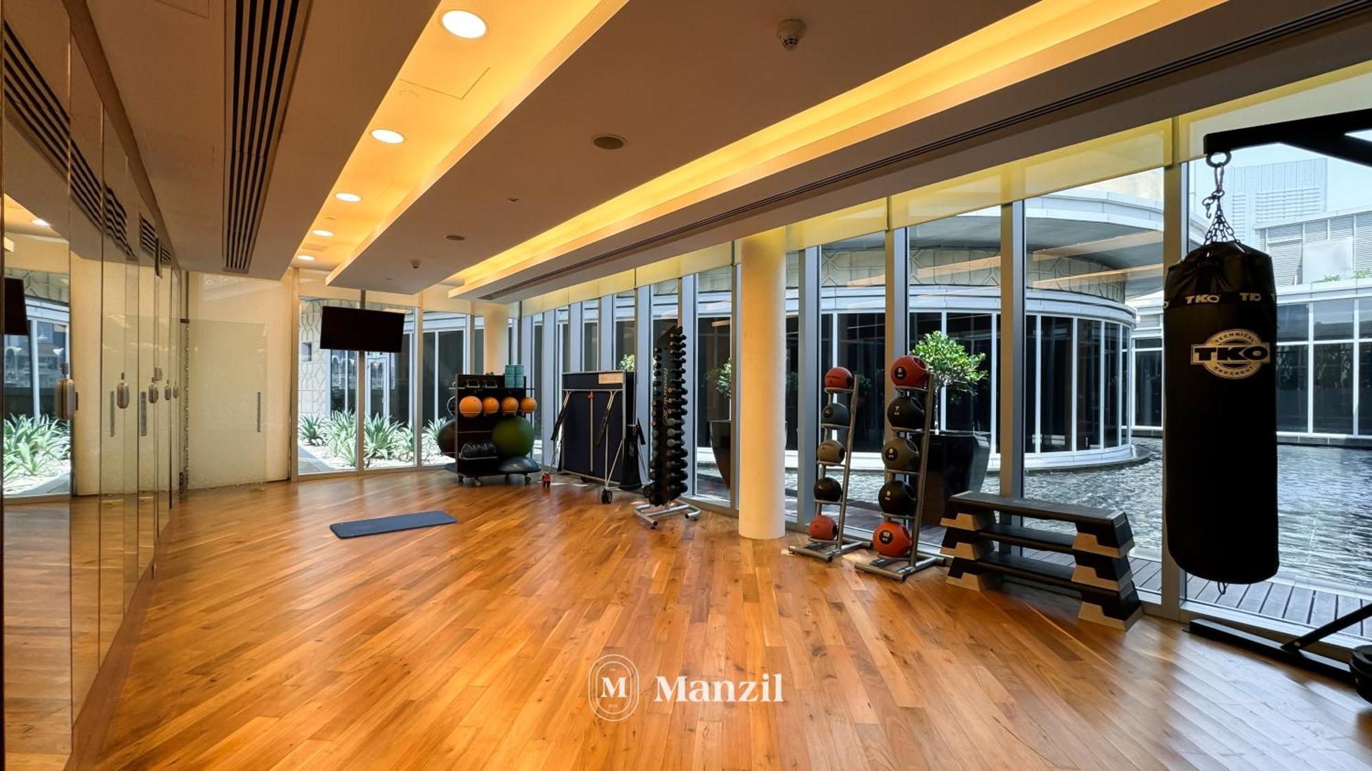 Manzil - With Direct Access To Mall Apartment *