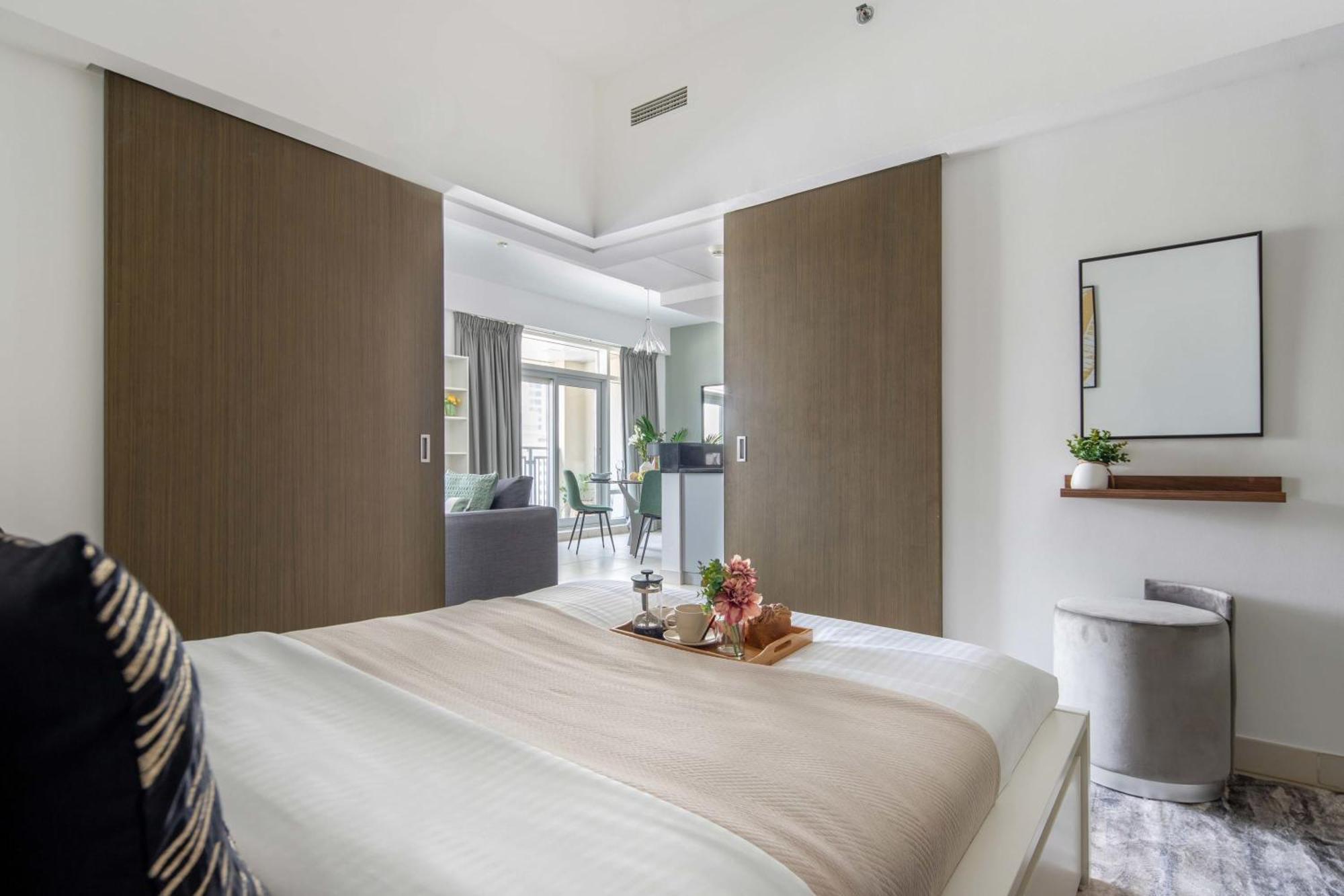 Frank Porter - The Lofts Tower Apartment Dubai