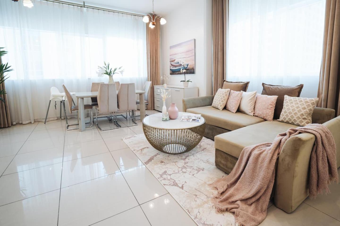 Charming Warm With Amazing Views Of The Apartment Dubai