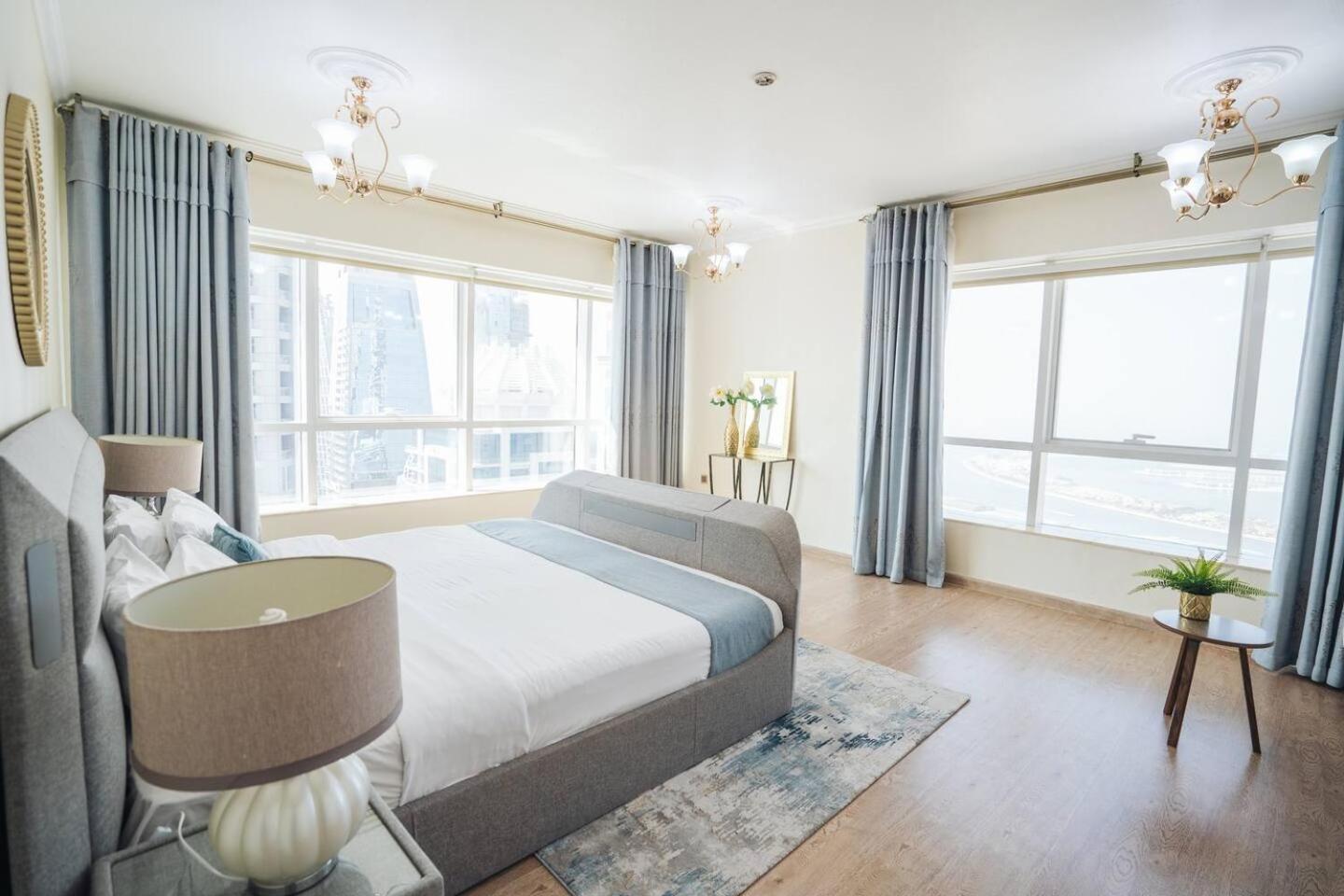 Stunning Palm Island And Arabian Sea Views On 67th Dubai