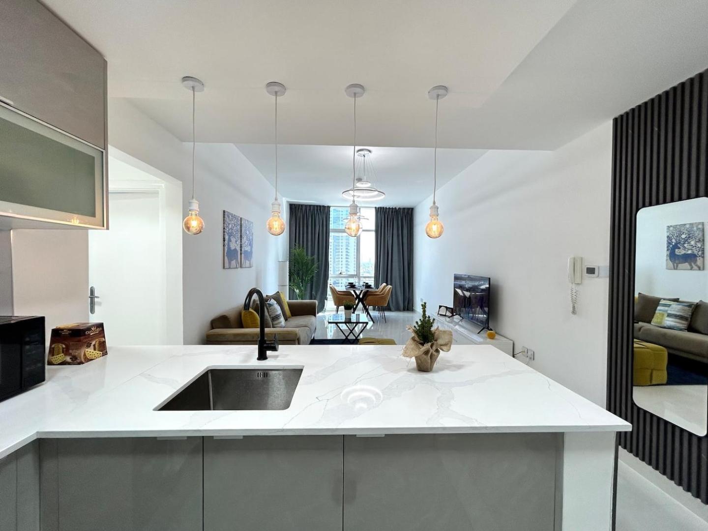 Charming One Bedroom In Marina Apartment