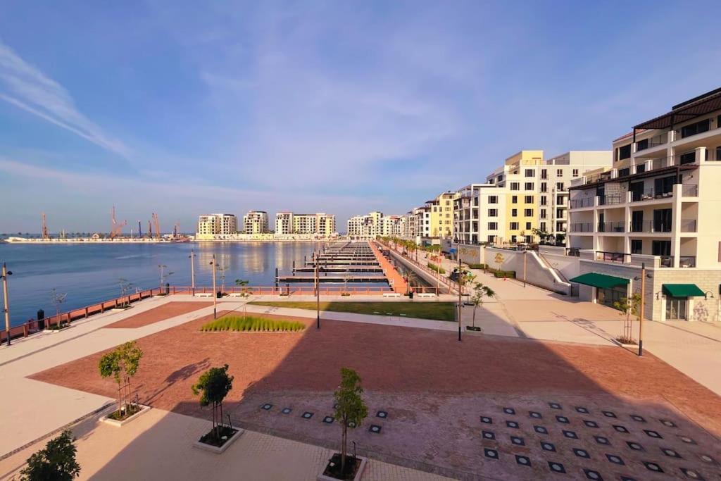 Full Seaview Comfortable La Apartment Dubai
