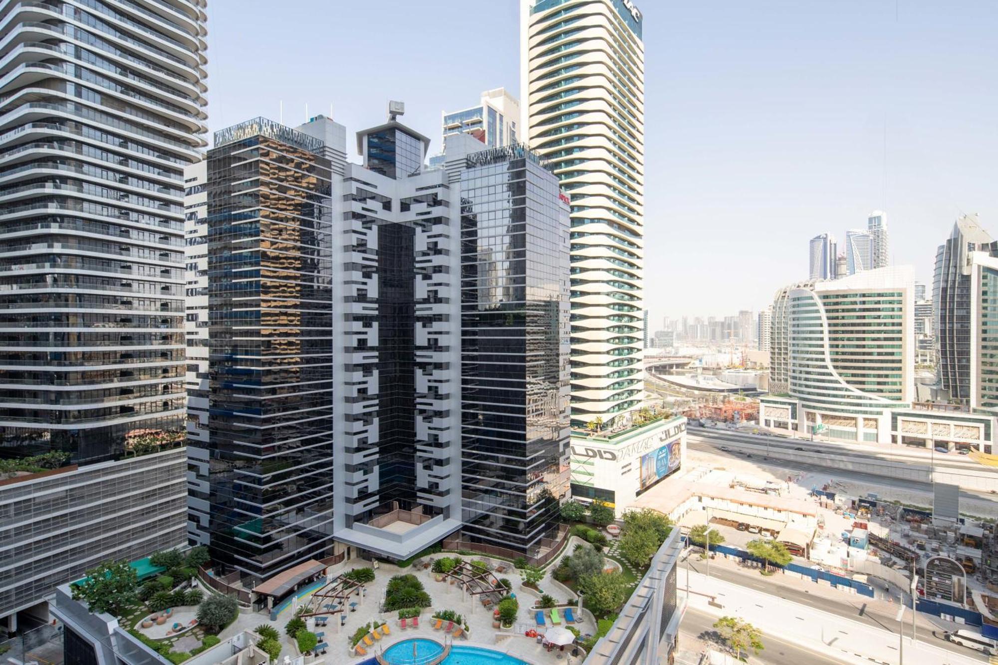 Frank Porter - Mon Reve Apartment Dubai