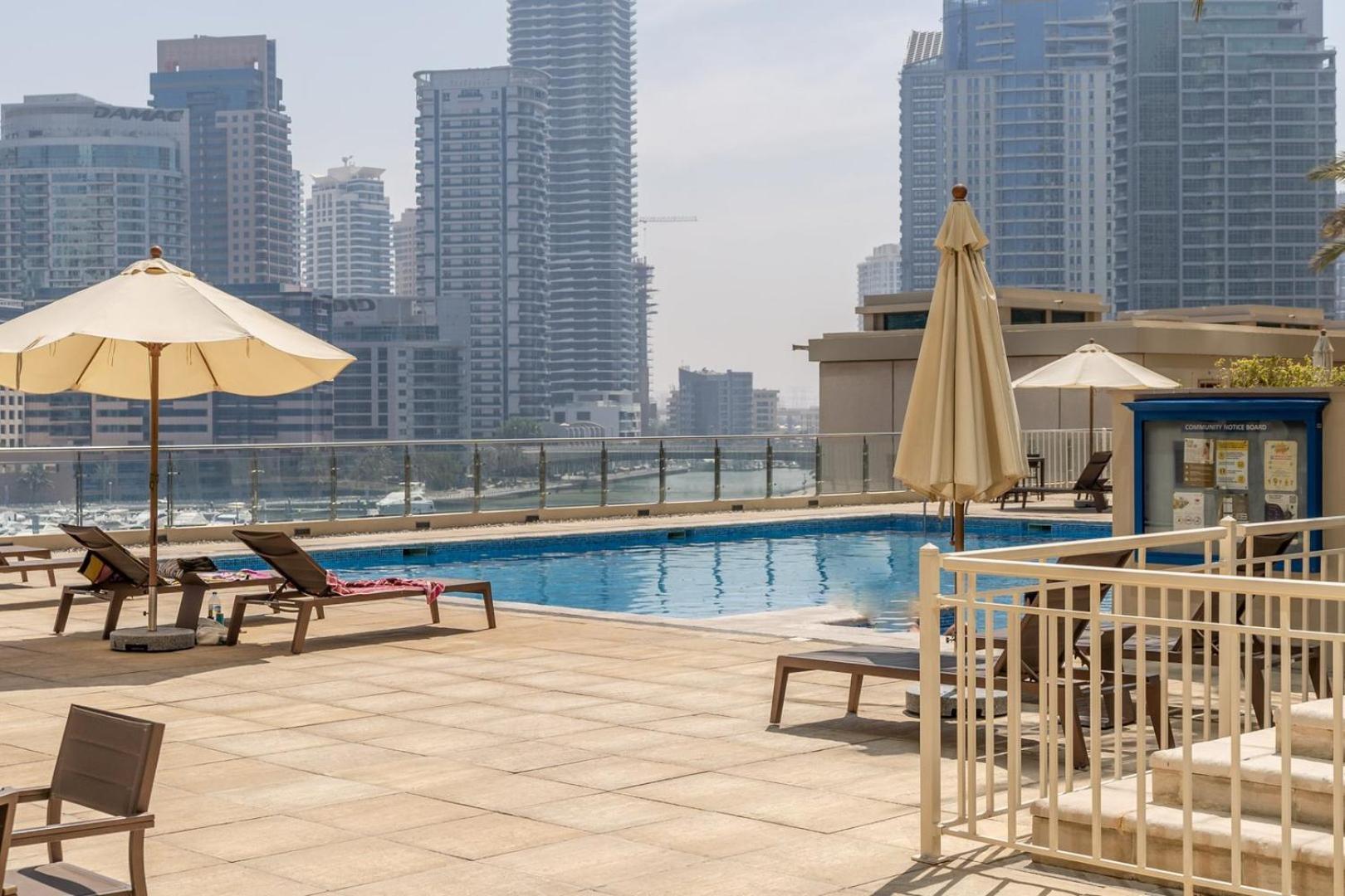 Guestready - Green Light Over Marina Dubai