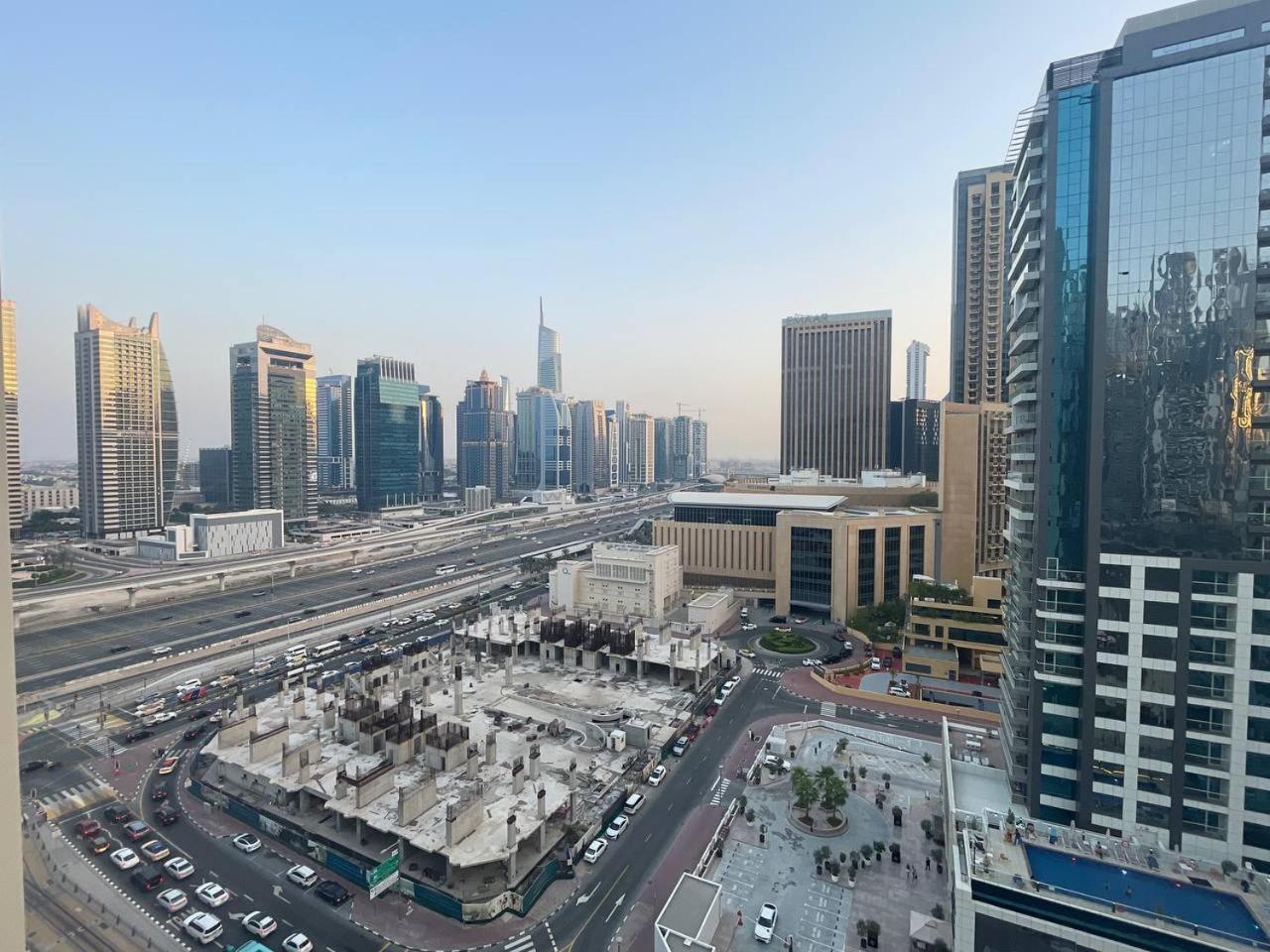 Very Convenient Steps To Metro And Marina Mall Managed By Sunnyhomes Apartment *
