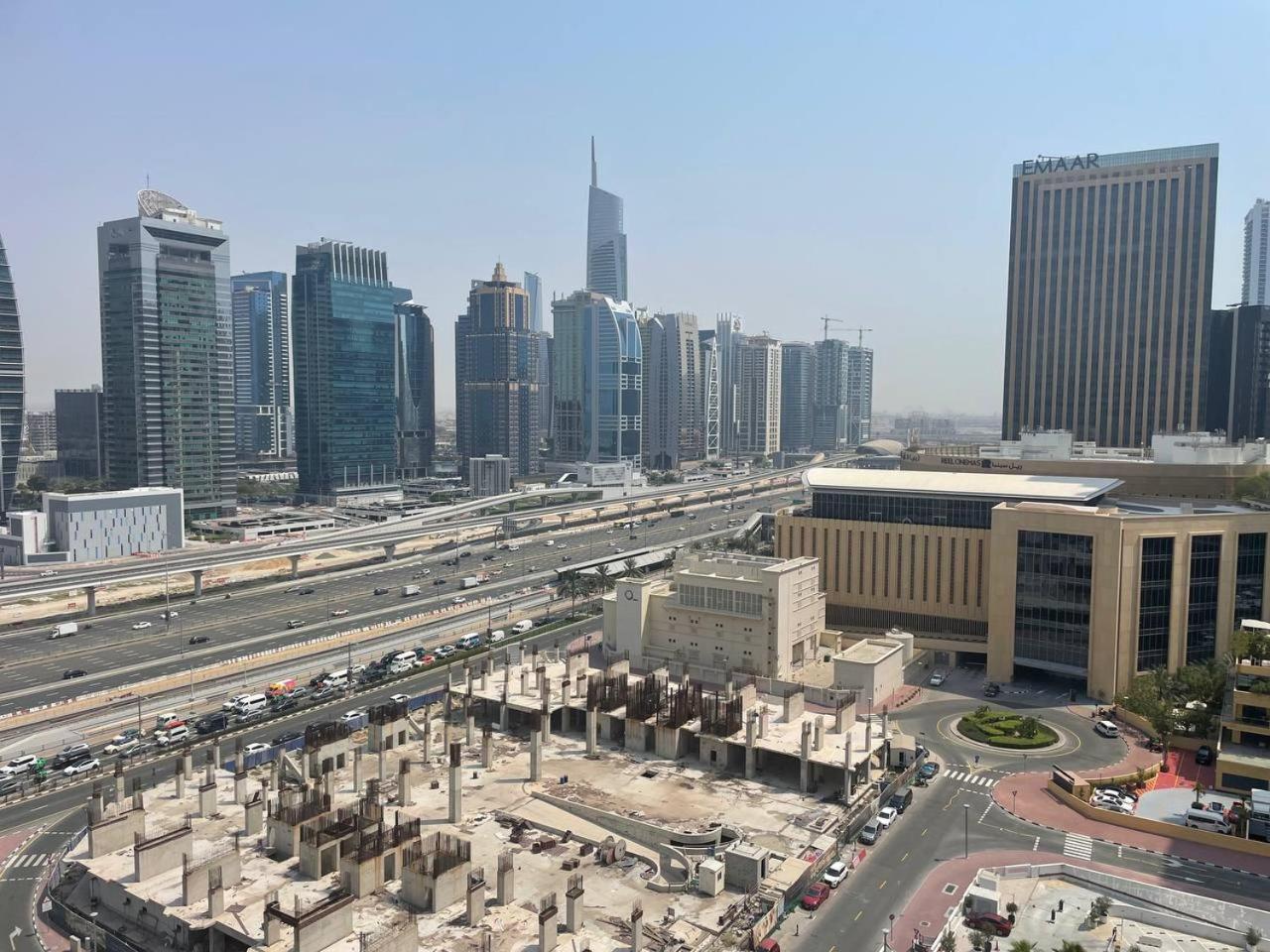 Very Convenient Steps To Metro And Marina Mall Managed By Sunnyhomes Apartment *