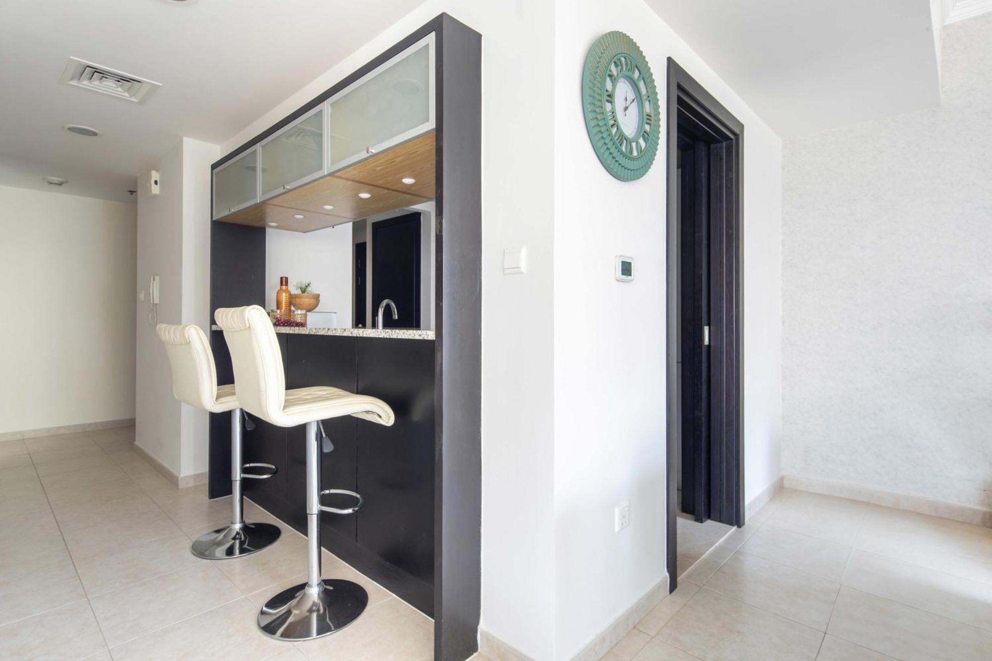 Frank Porter - Al Majara Tower 2 Apartment