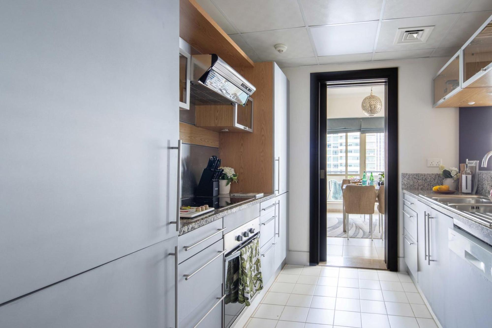 Frank Porter - Al Majara Tower 2 Apartment Dubai