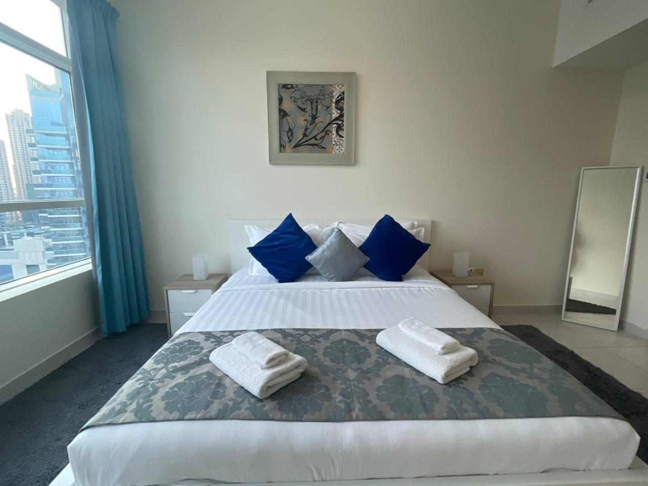 Very Convenient Steps To Metro And Marina Mall Managed By Sunnyhomes Apartment *
