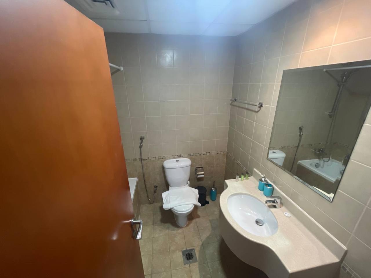 Apartment Very Convenient Steps To Metro And Marina Mall Managed By Sunnyhomes