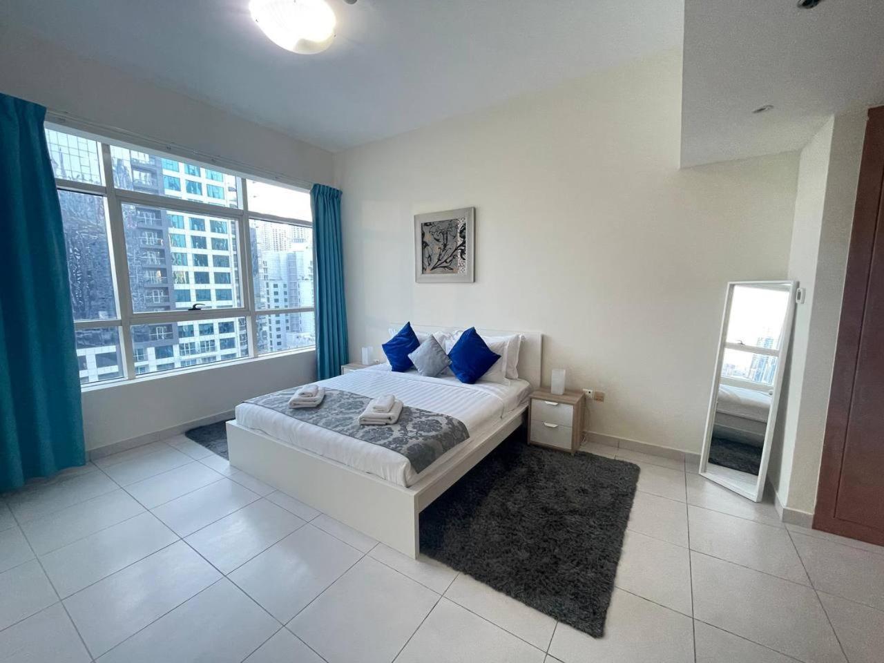 Very Convenient Steps To Metro And Marina Mall Managed By Sunnyhomes Apartment *