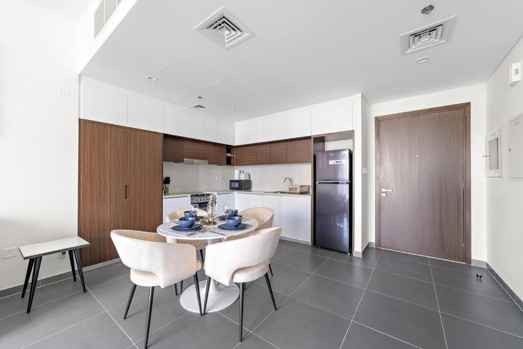 Stylish 1 Bedroom High Floor In Creek Edge