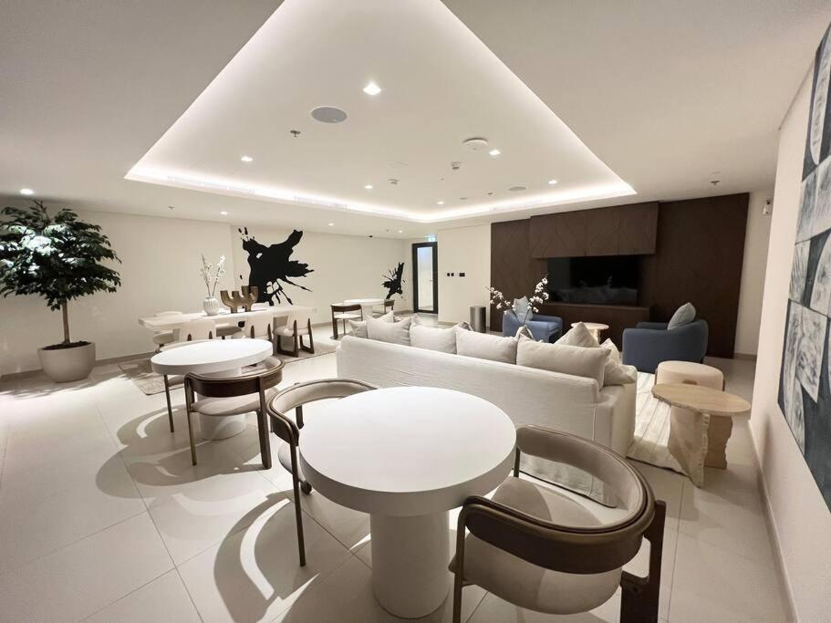 Stylish 1 Bedroom High Floor In Creek Edge Apartment Dubai