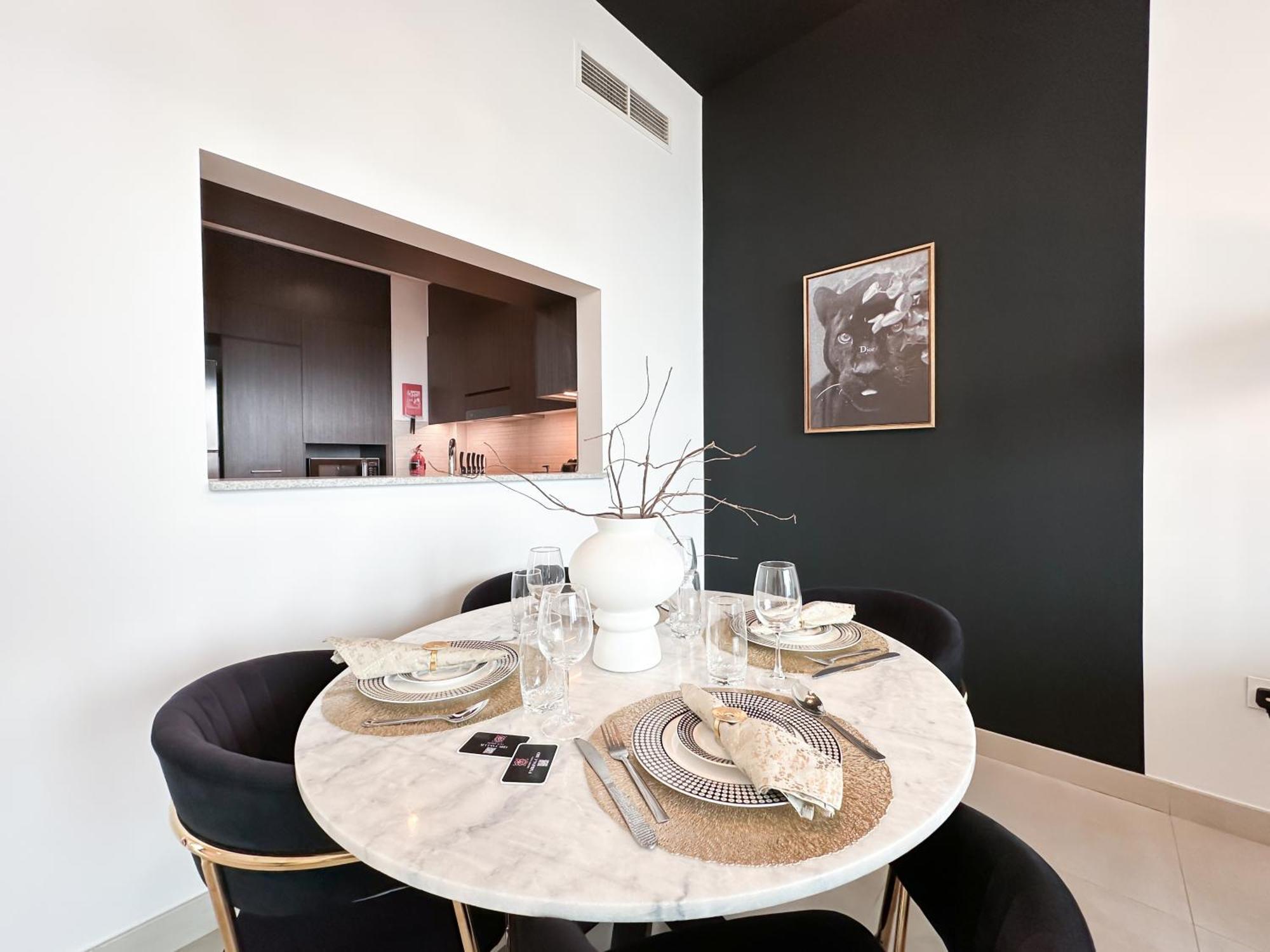 Apartment Stylish 2 Bedroom Dior-inspired Connected To Mall *