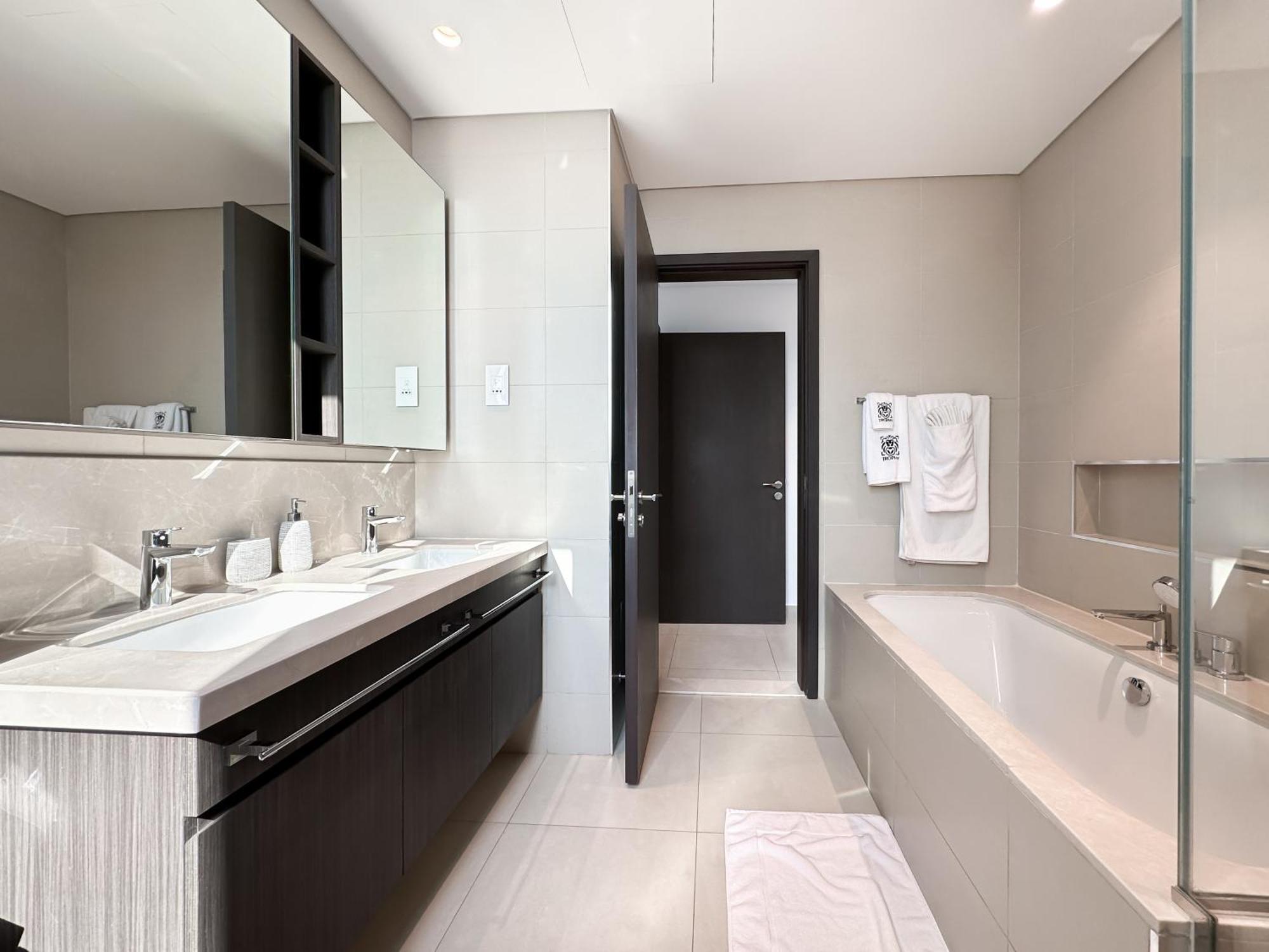 Apartment Stylish 2 Bedroom Dior-inspired Connected To Mall *