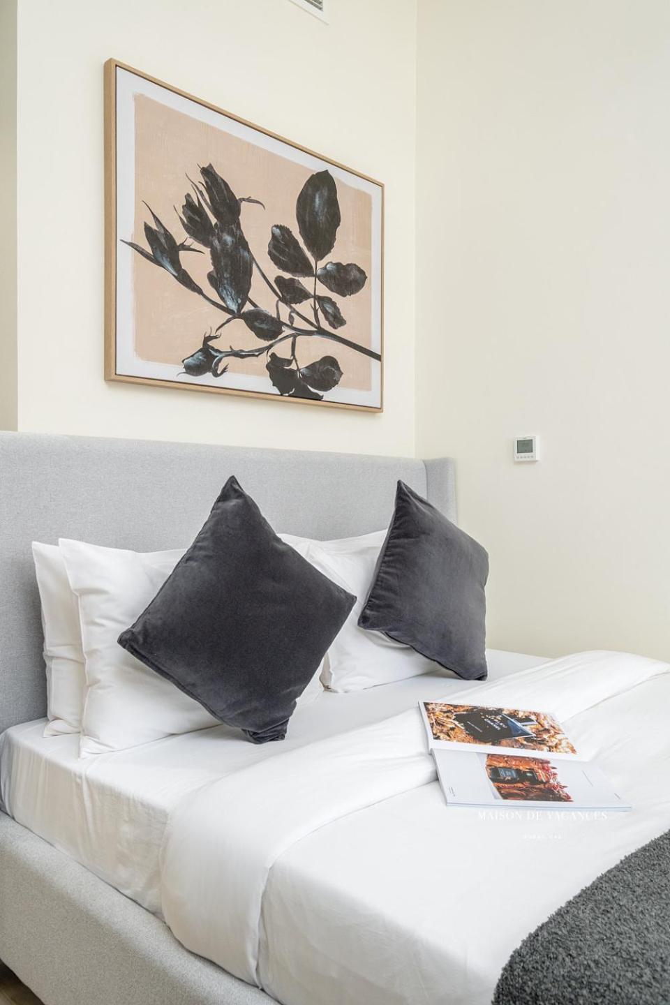 Large Balcony 10 Minutes From Mall Dubai