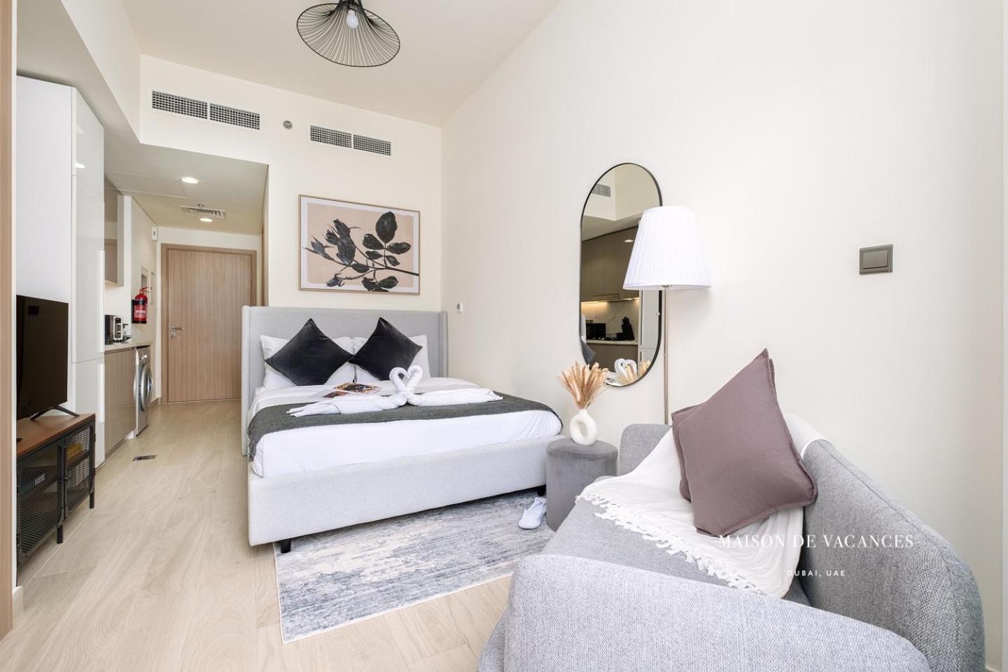 Large Balcony 10 Minutes From Mall Apartment Dubai