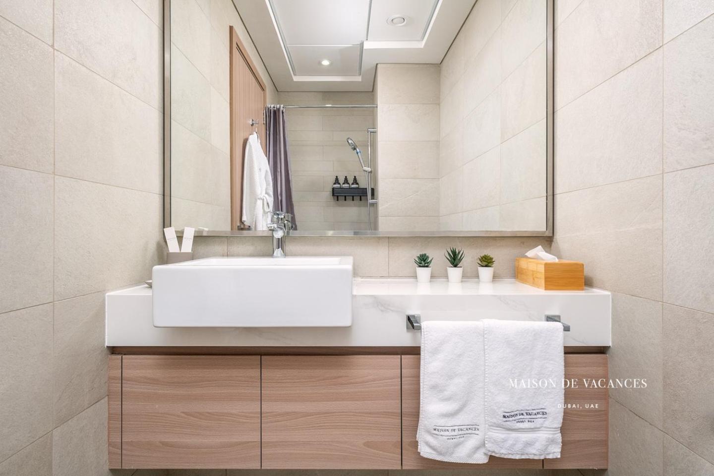 Large Balcony 10 Minutes From Mall Dubai