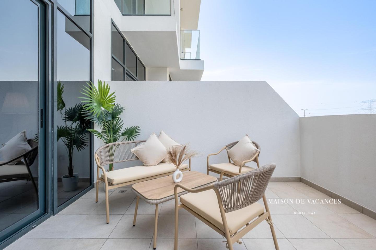 Large Balcony 10 Minutes From Mall *