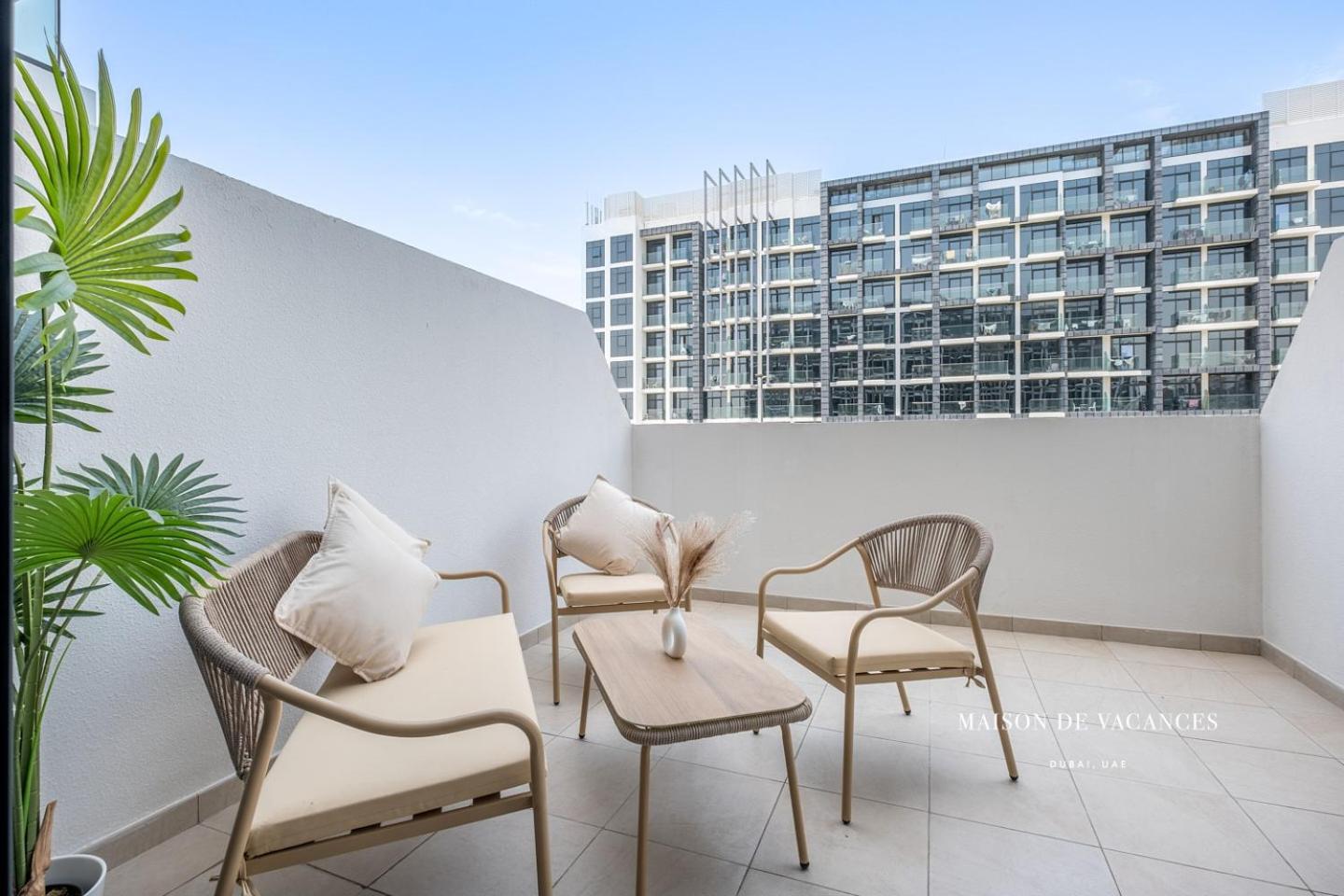 Large Balcony 10 Minutes From Mall Apartment