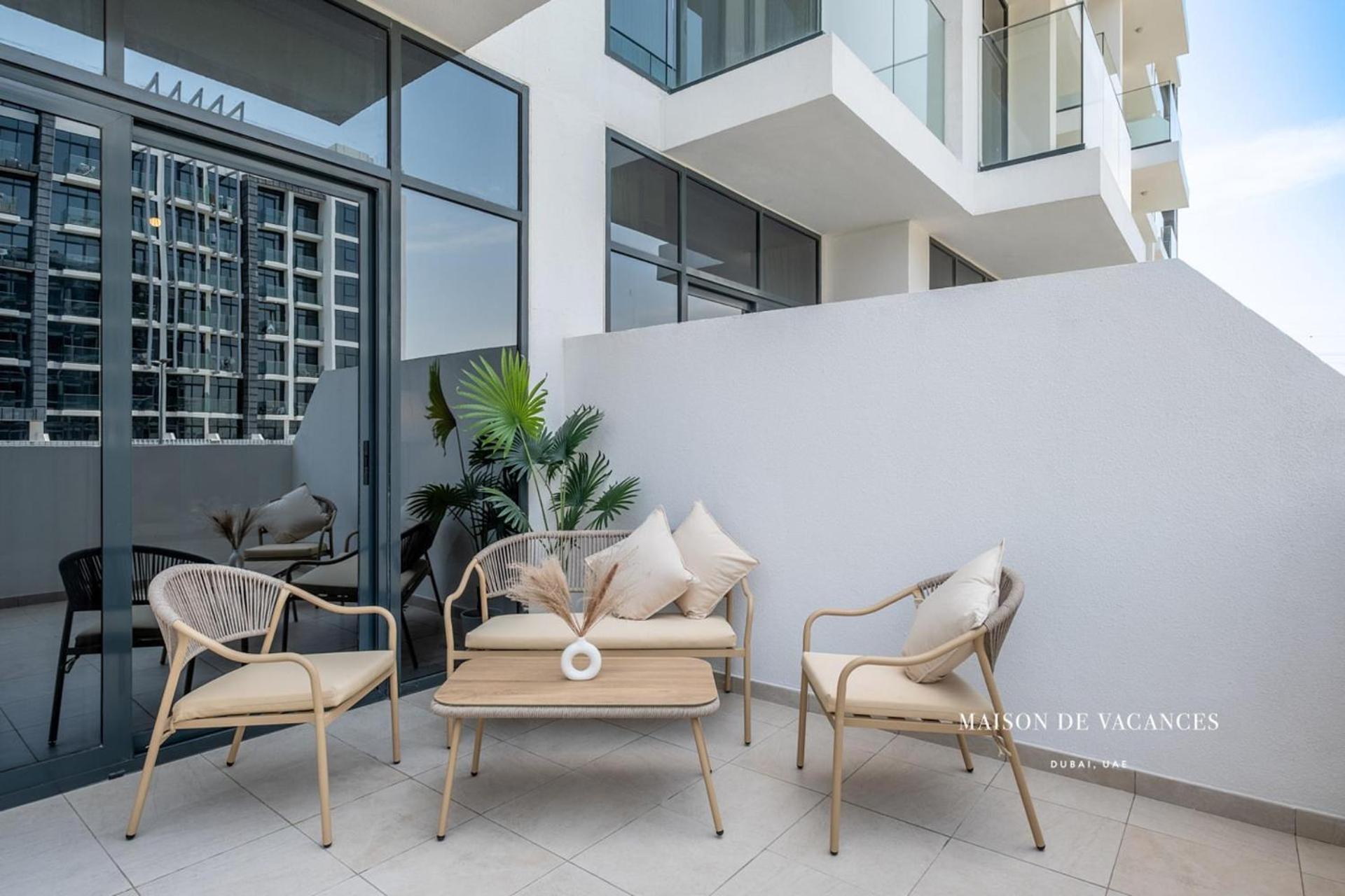 Large Balcony 10 Minutes From Mall *