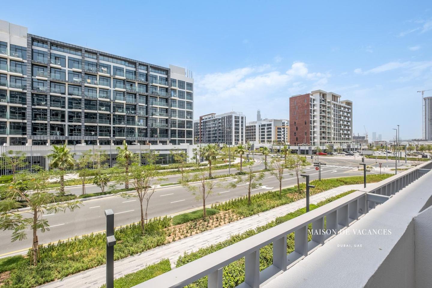 Large Balcony 10 Minutes From Mall Dubai
