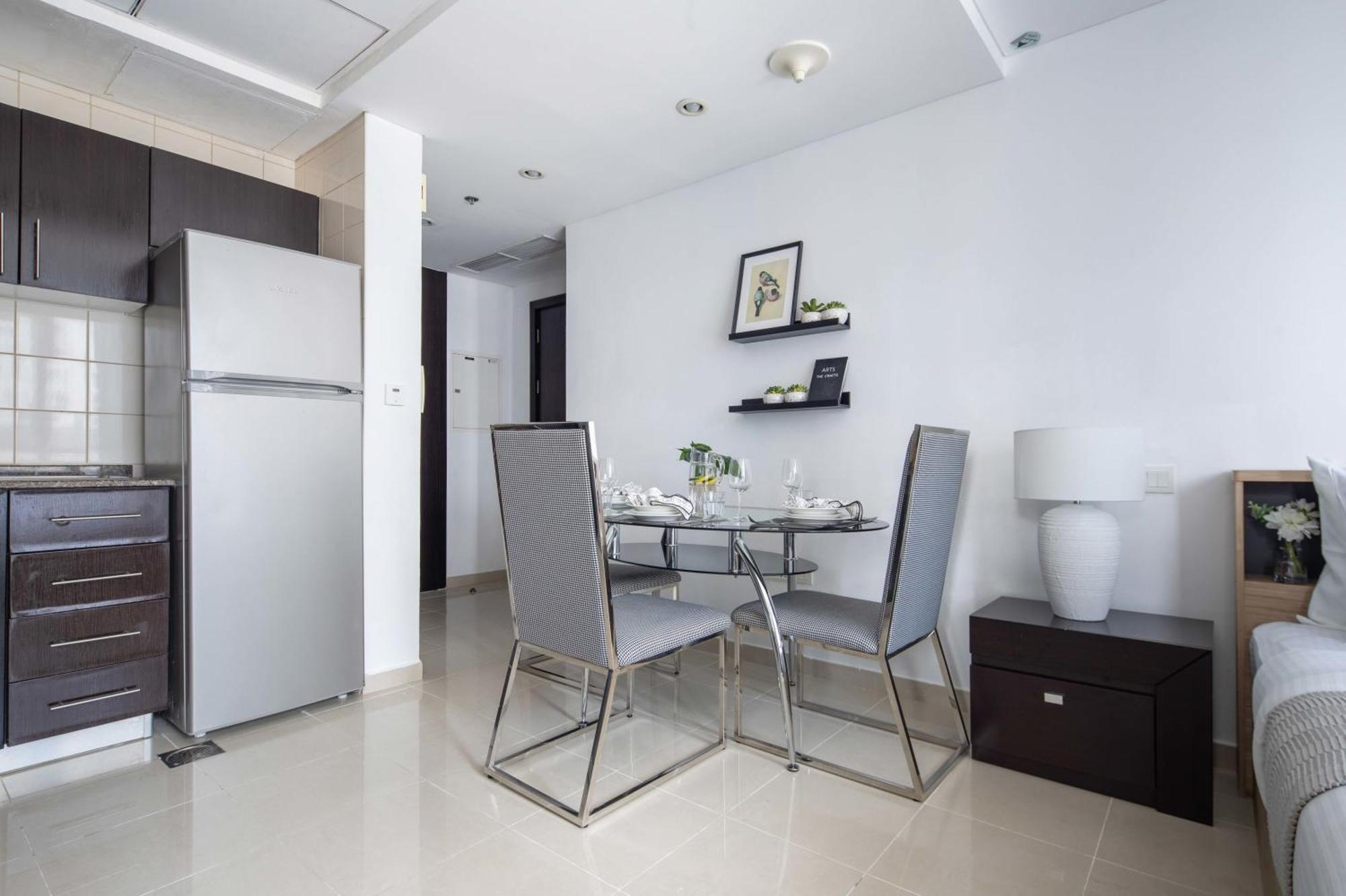 Frank Porter - Bay Central Apartment Dubai