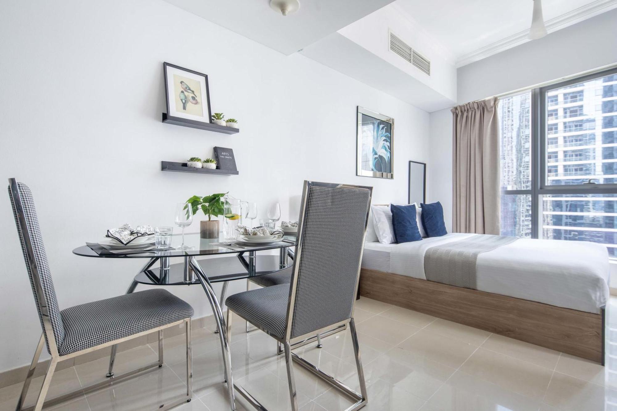 Frank Porter - Bay Central Apartment