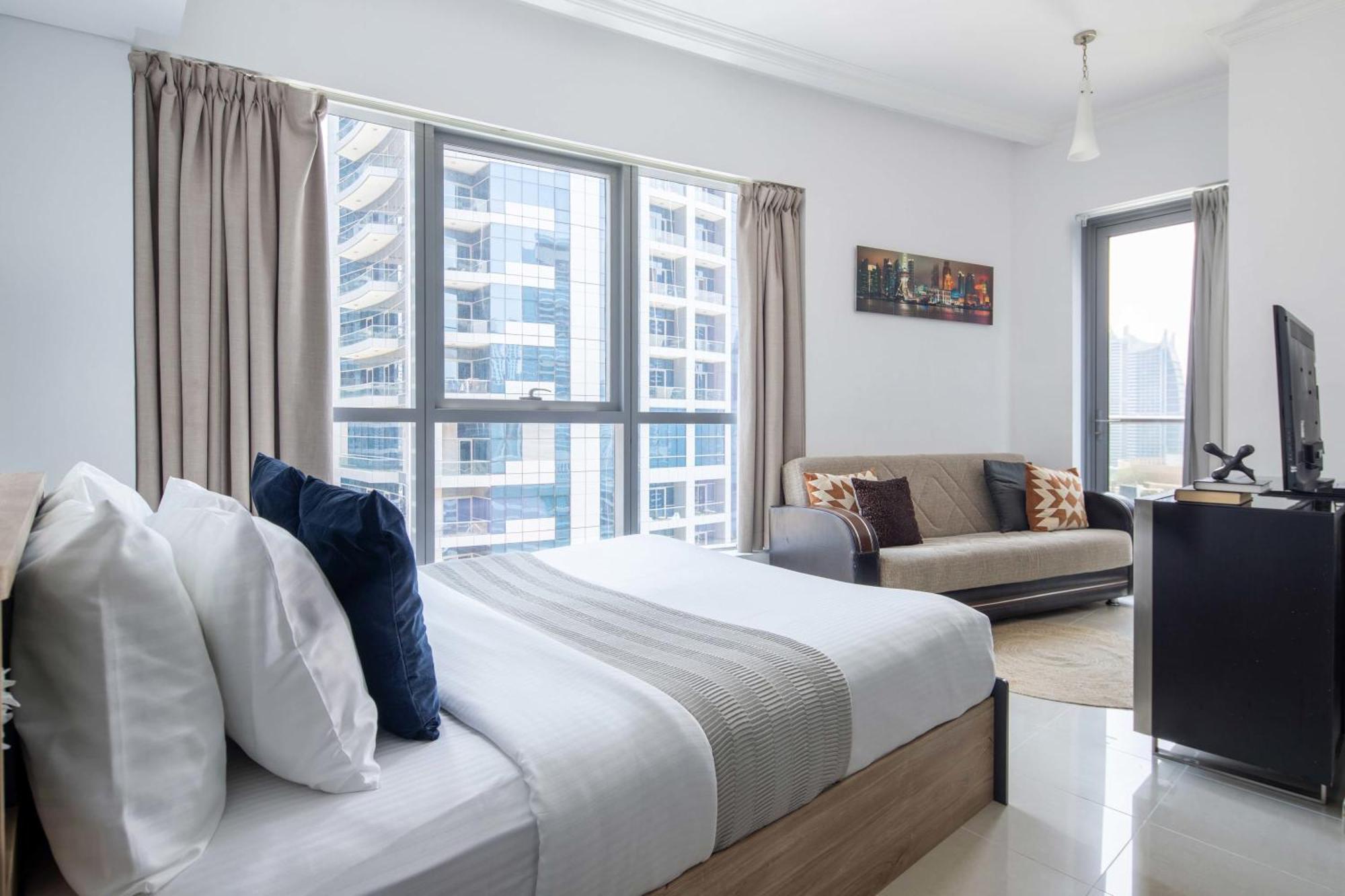 Frank Porter - Bay Central Apartment