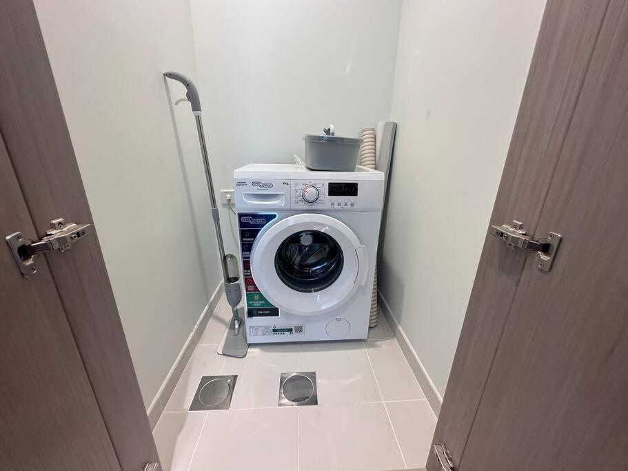 Brand New 1br Downtown - Next To Mall