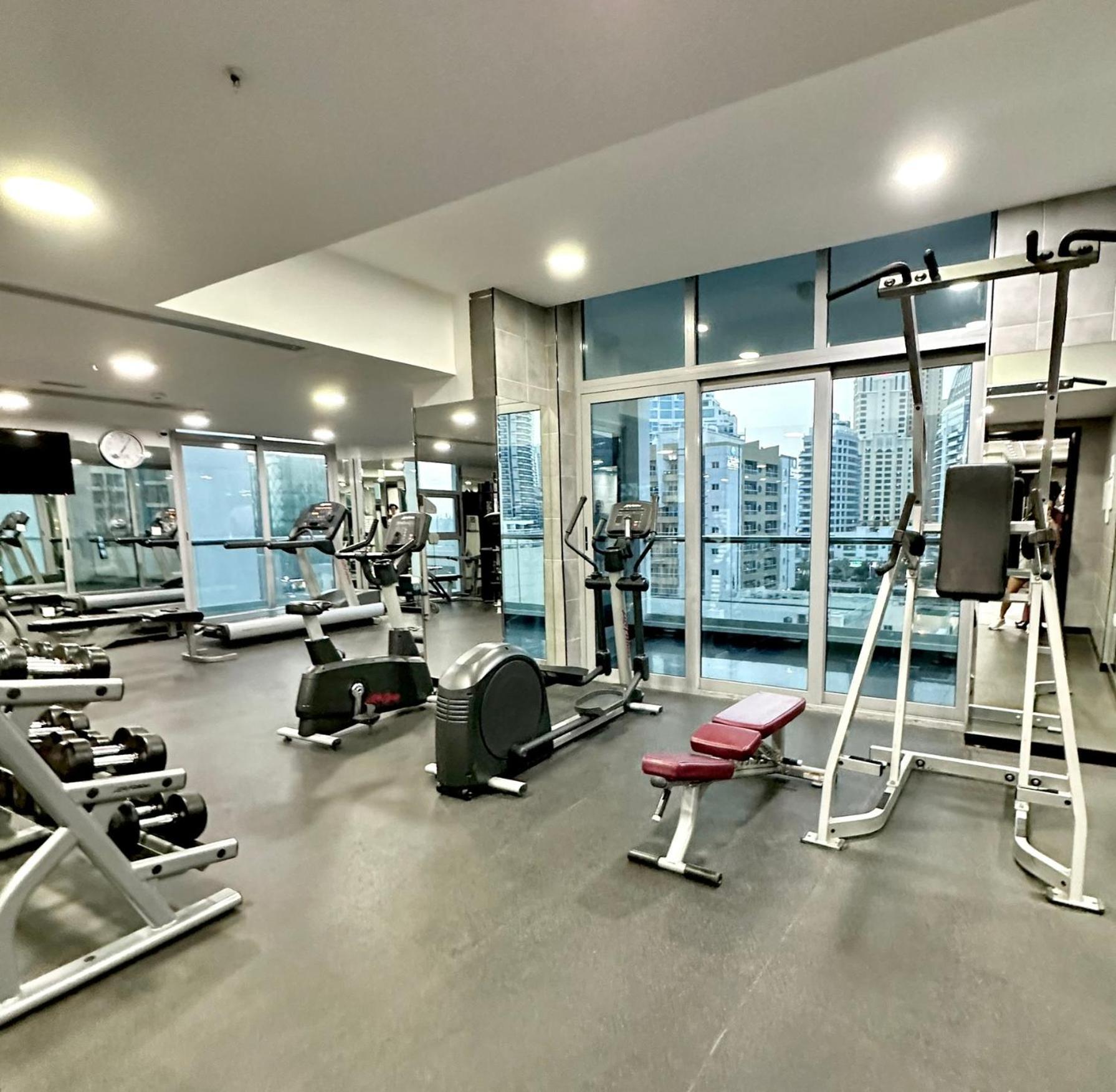 Elegant 10 Minutes From Marina Apartment *