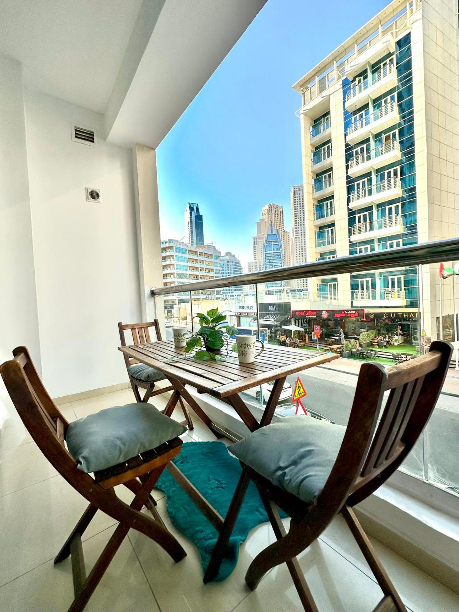 Elegant 10 Minutes From Marina Apartment *