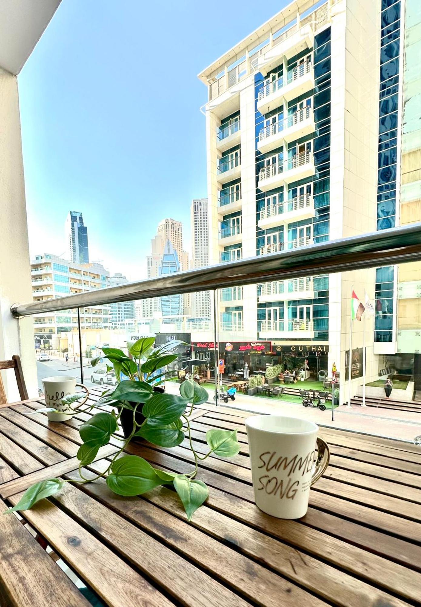 Elegant 10 Minutes From Marina Apartment *
