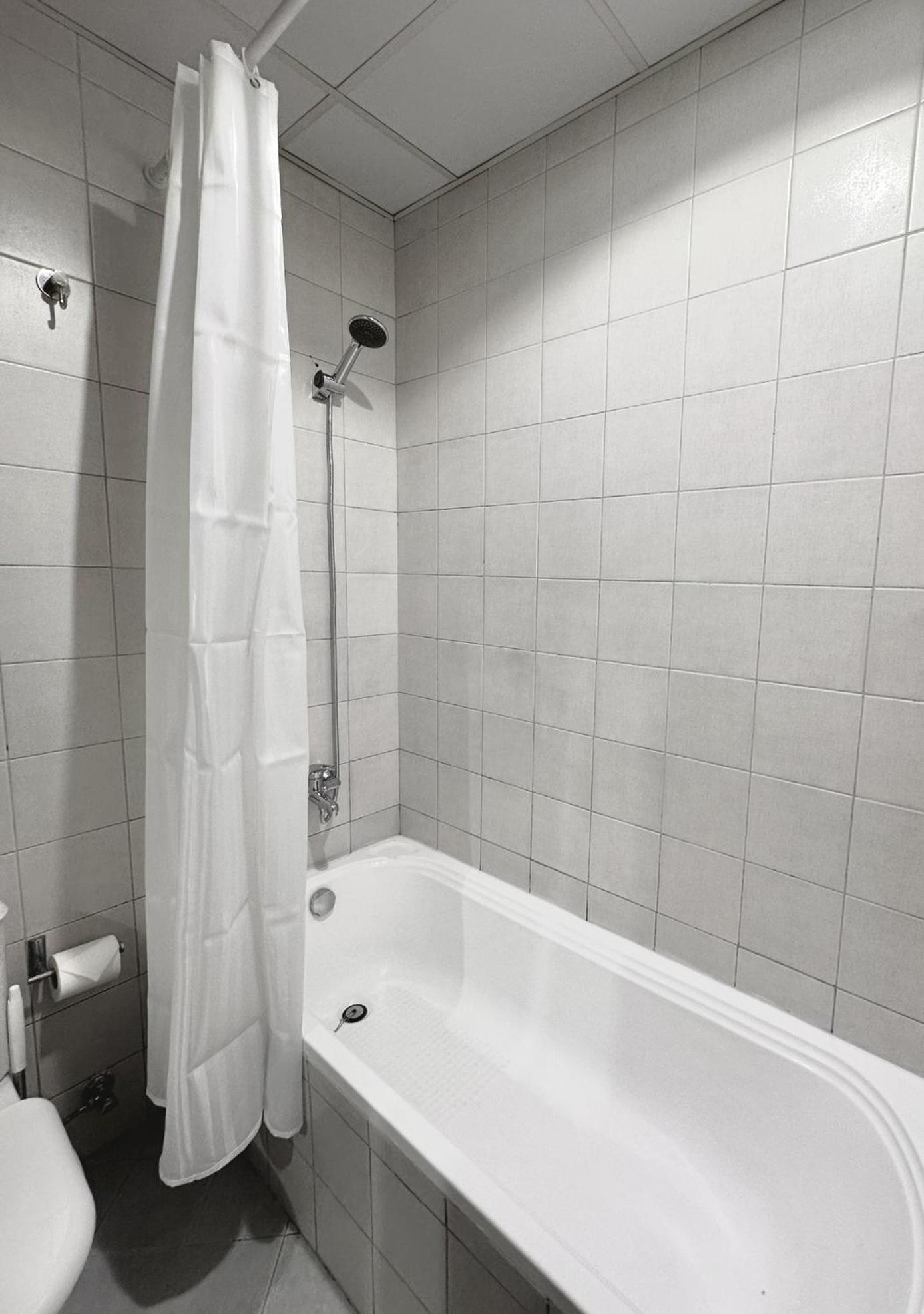 Elegant 10 Minutes From Marina Apartment
