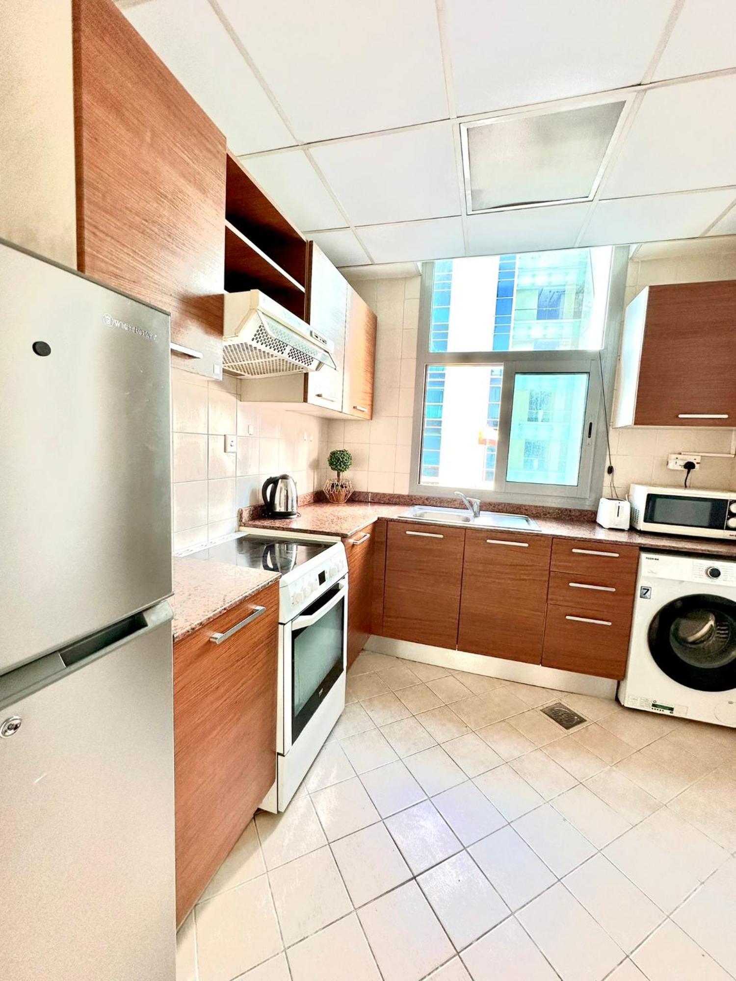 Elegant 10 Minutes From Marina Apartment