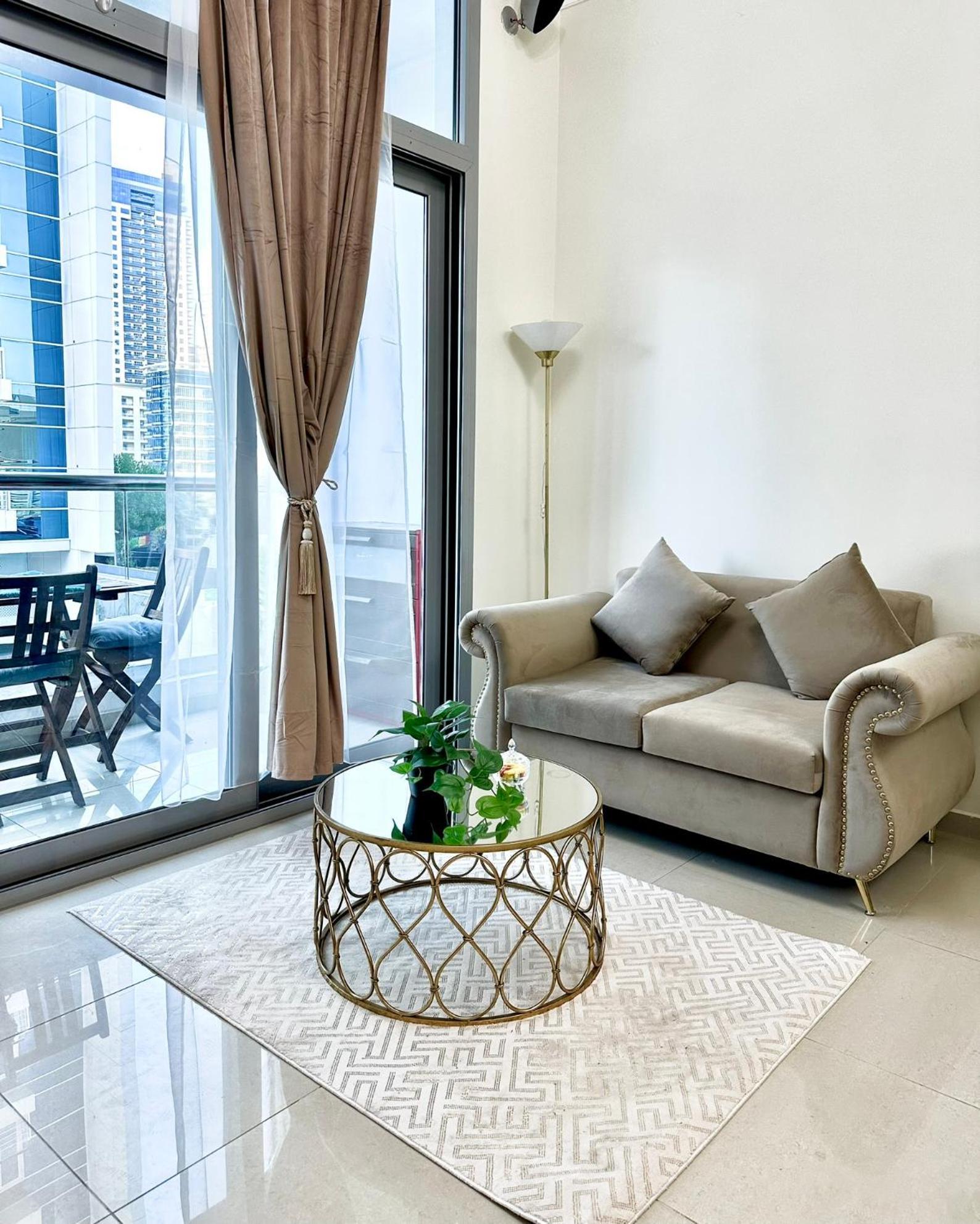 Elegant 10 Minutes From Marina Apartment *