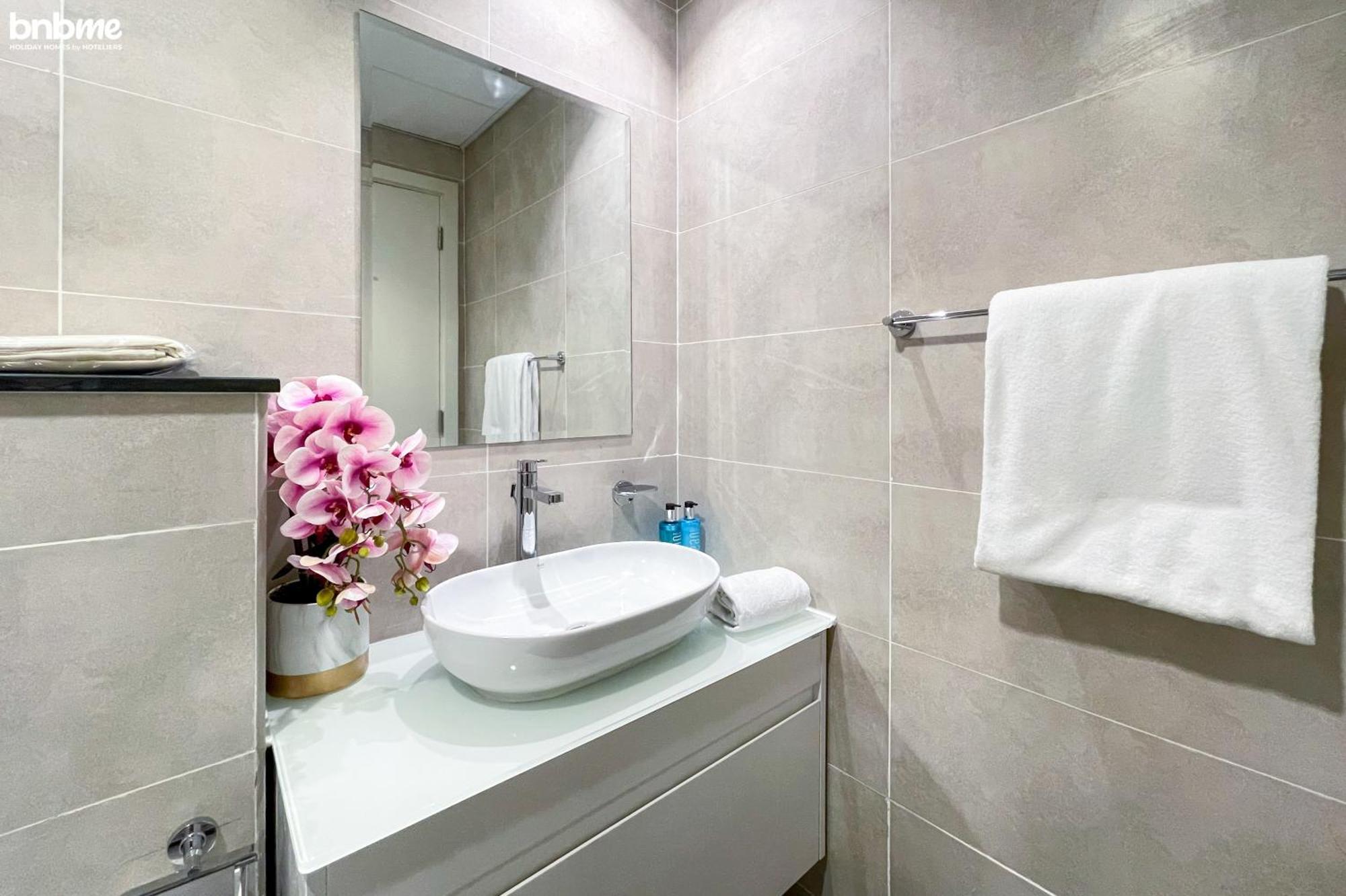 Apartment Bnbmehomes - Damac Hills - Carson Tower *