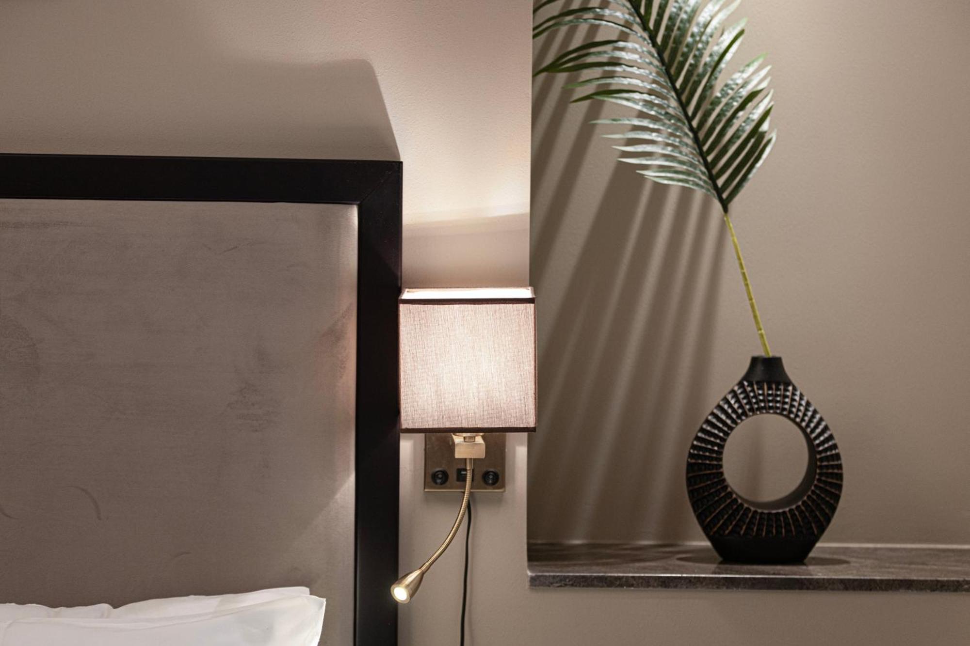 Luxurious Downtown Oasis By Burj Khalifa And Mall Apartment