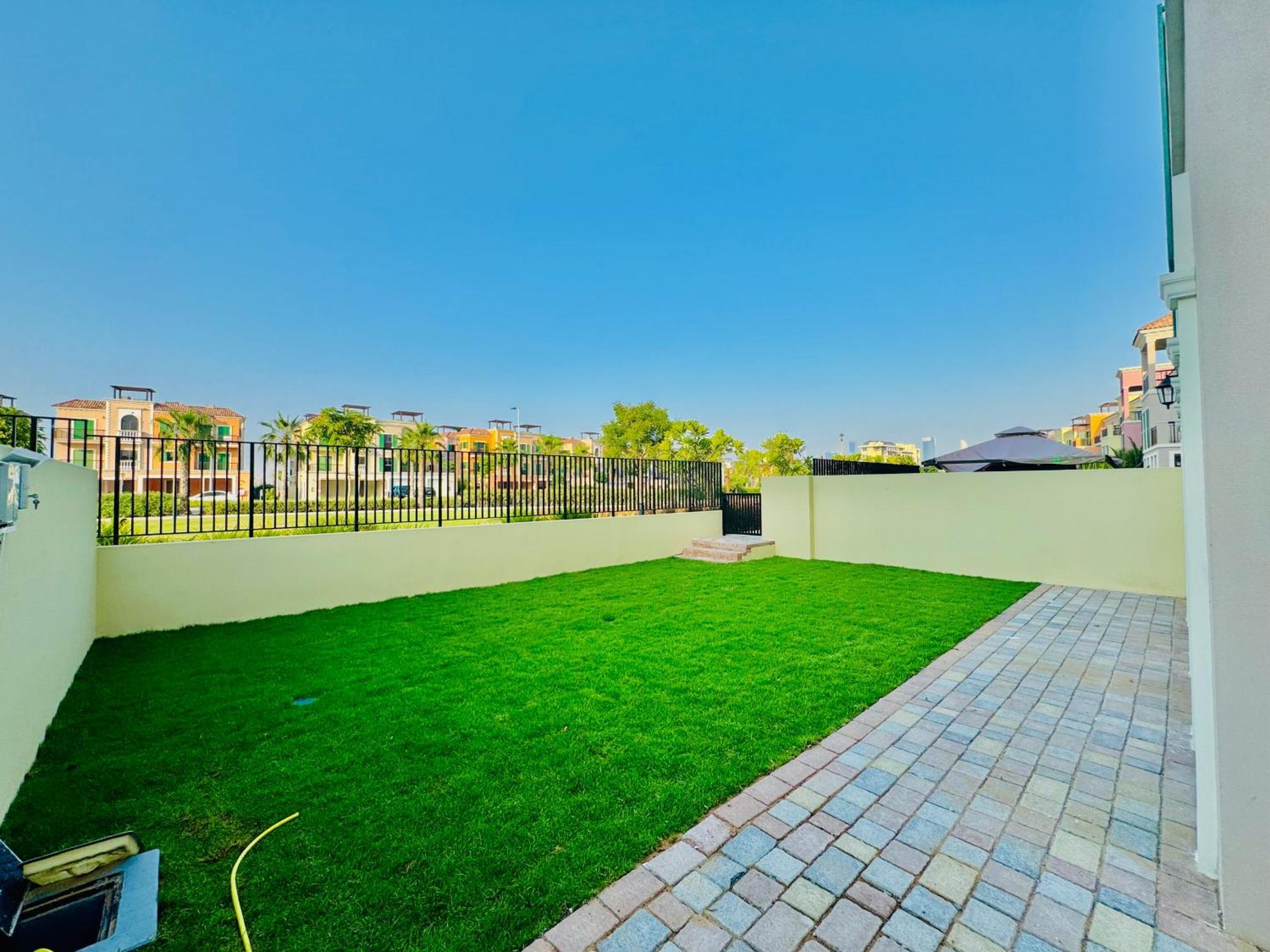 Villa Venduras - Spacious 4-bedroom Luxury In La Mer, Dubai