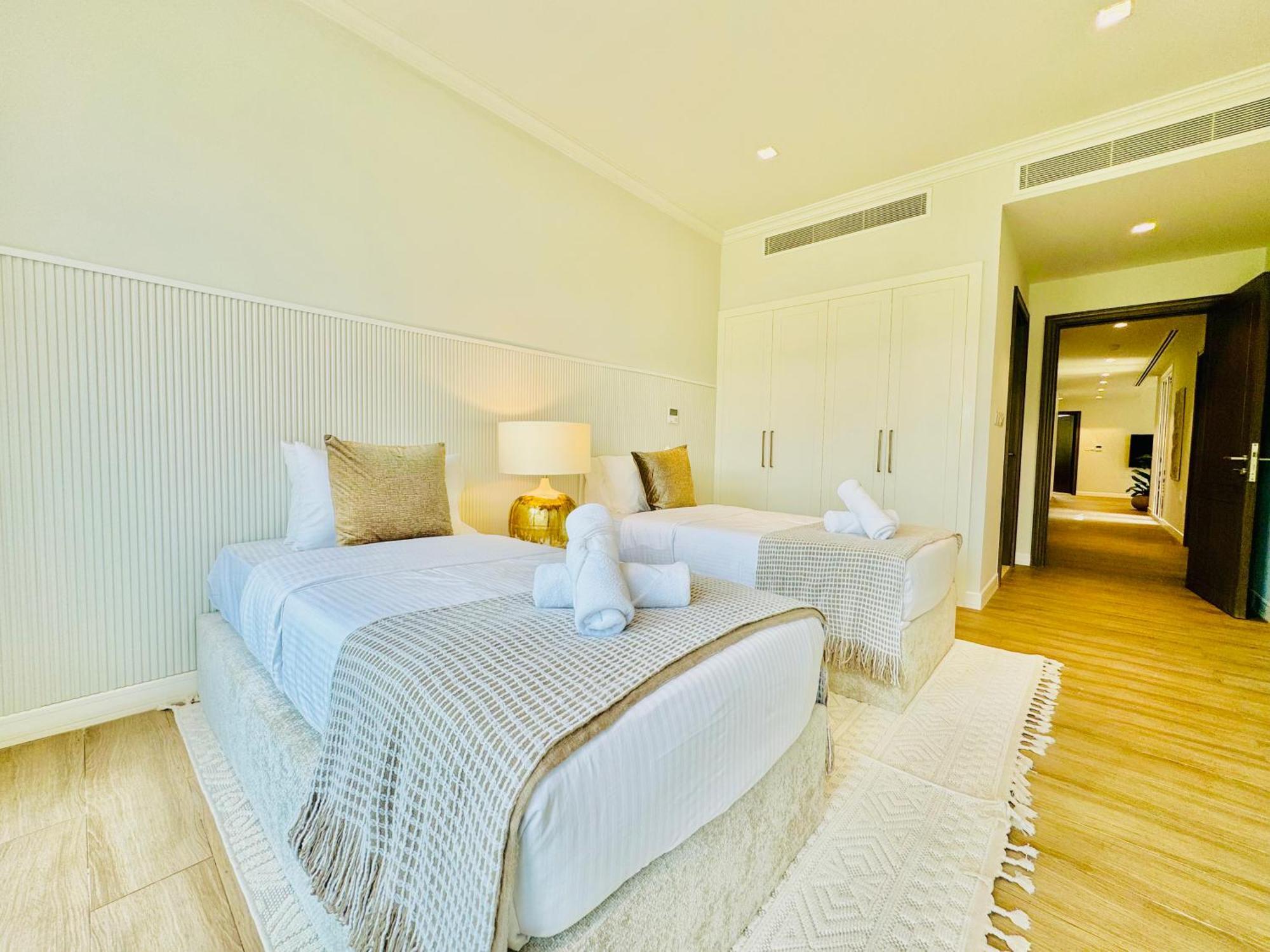 Villa Venduras - Spacious 4-bedroom Luxury In La Mer, Dubai