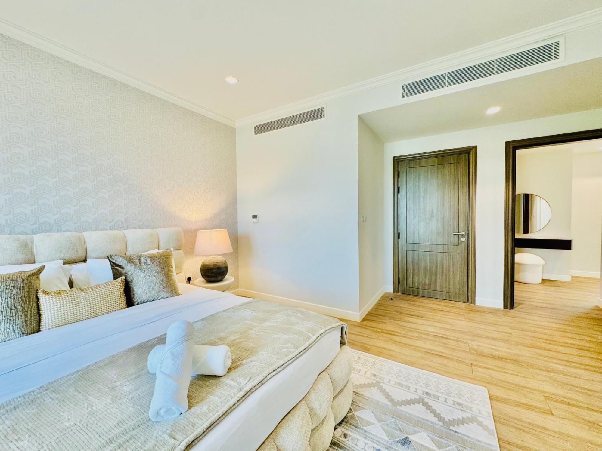 Villa Venduras - Spacious 4-bedroom Luxury In La Mer, Dubai