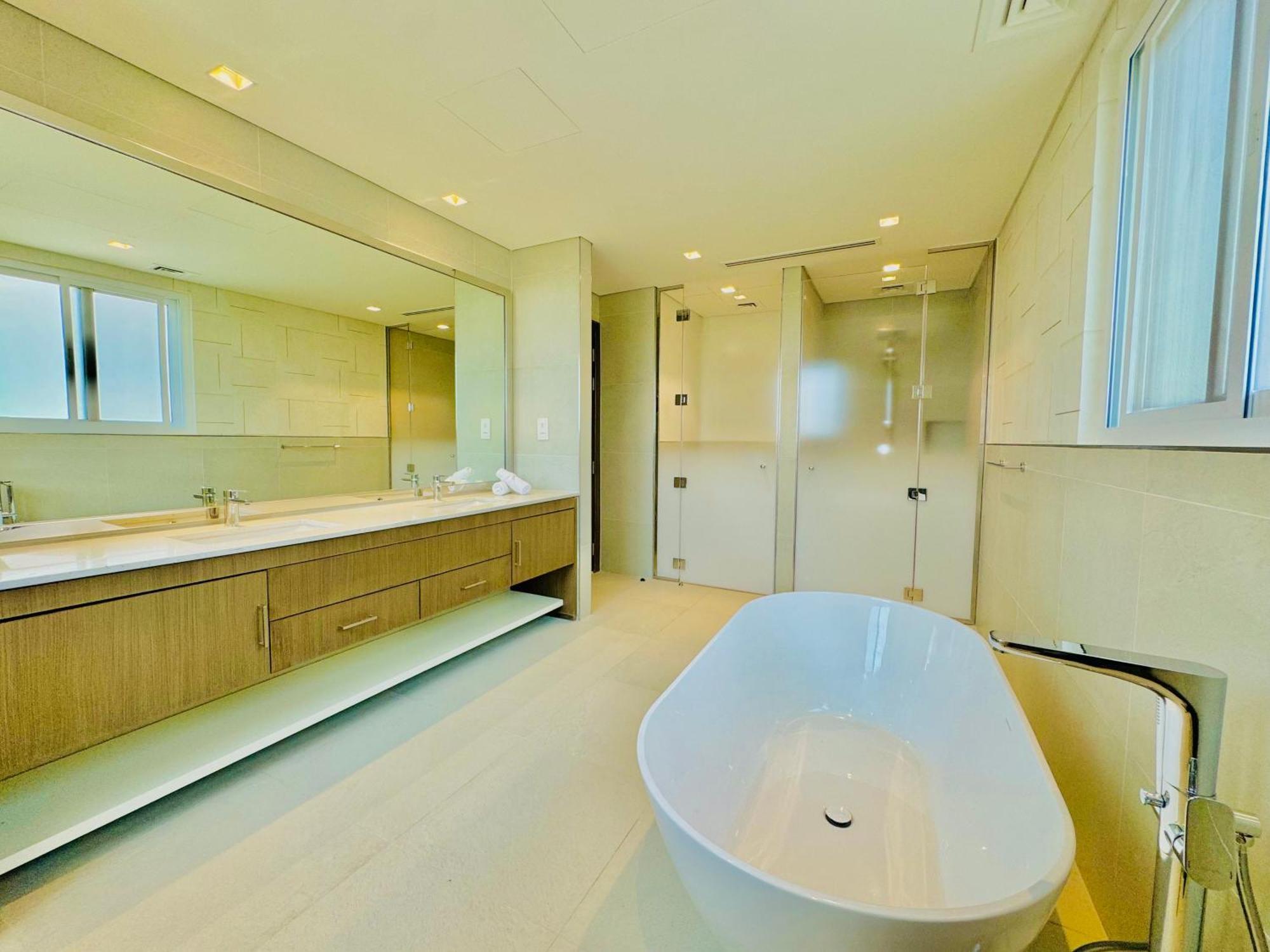 Villa Venduras - Spacious 4-bedroom Luxury In La Mer, Dubai