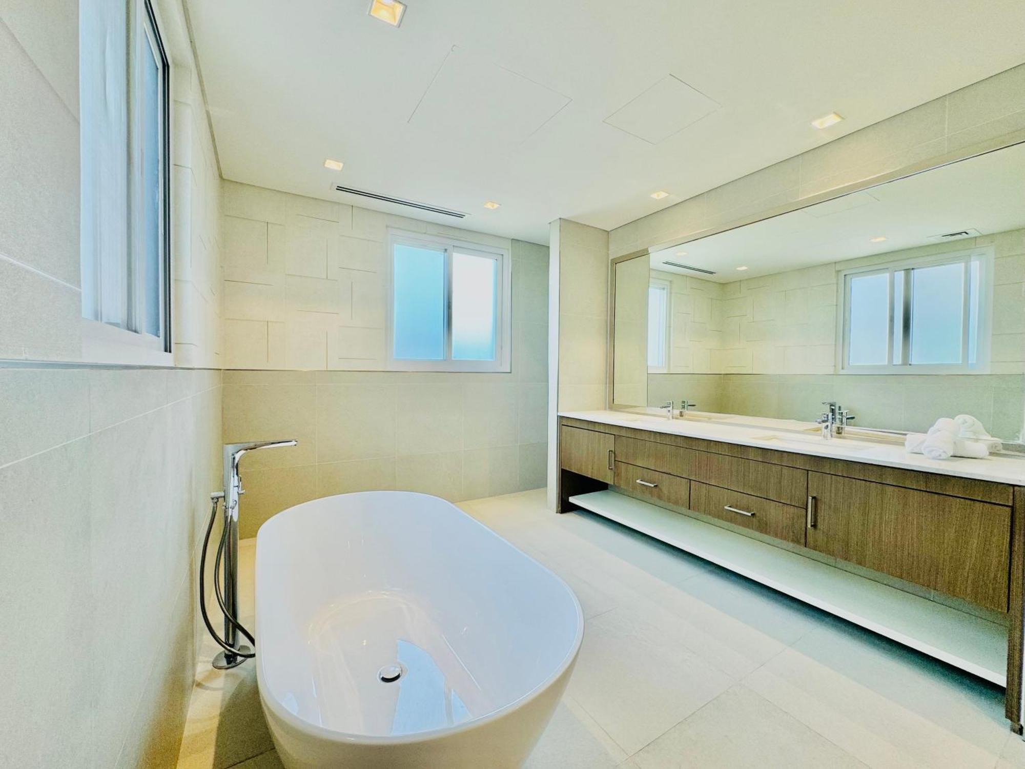 Villa Venduras - Spacious 4-bedroom Luxury In La Mer, Dubai